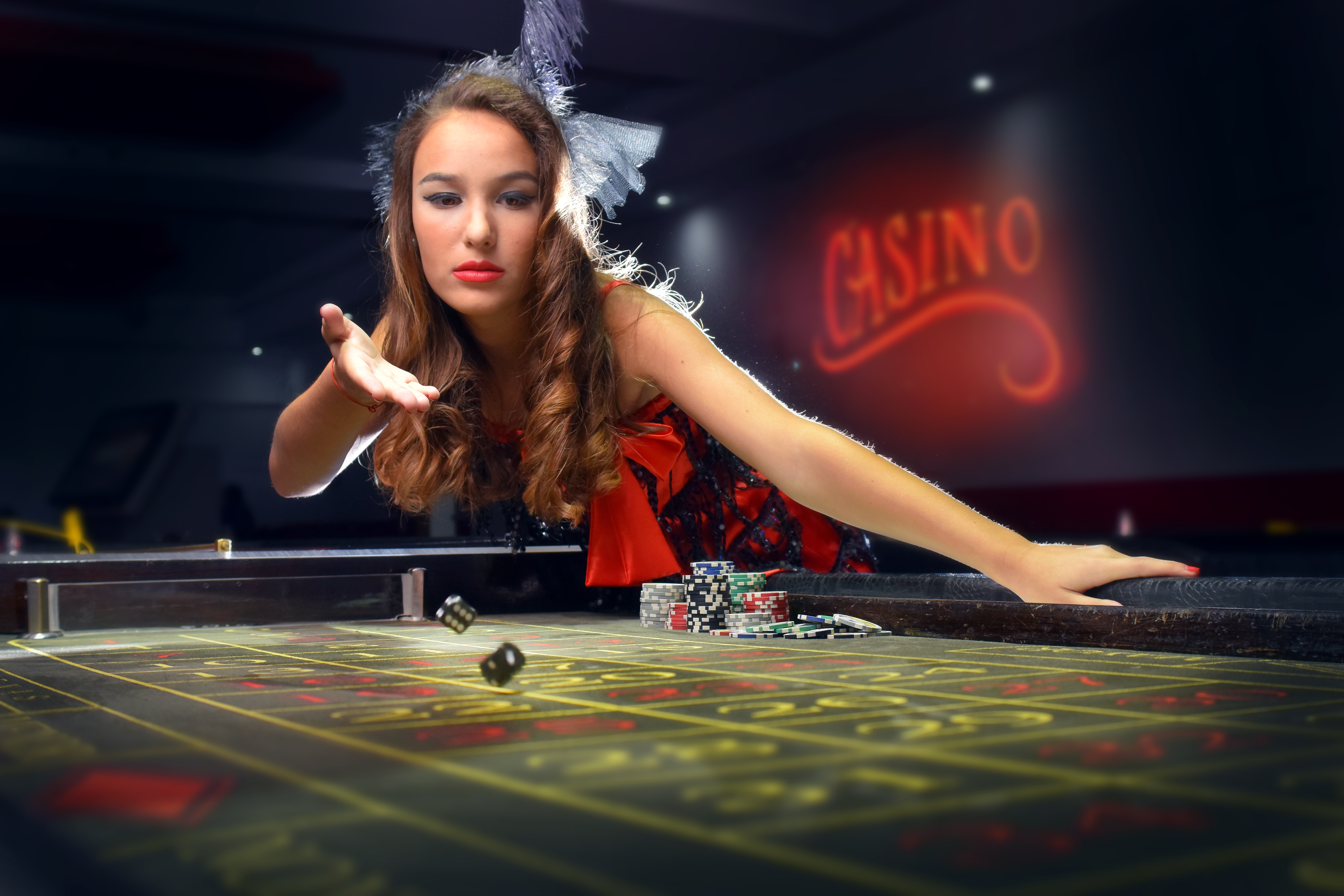 Https drgn4u casino. Красивая девушка казино. Казино фото. Фотосессия в казино. Фотосессия на покерном столе.