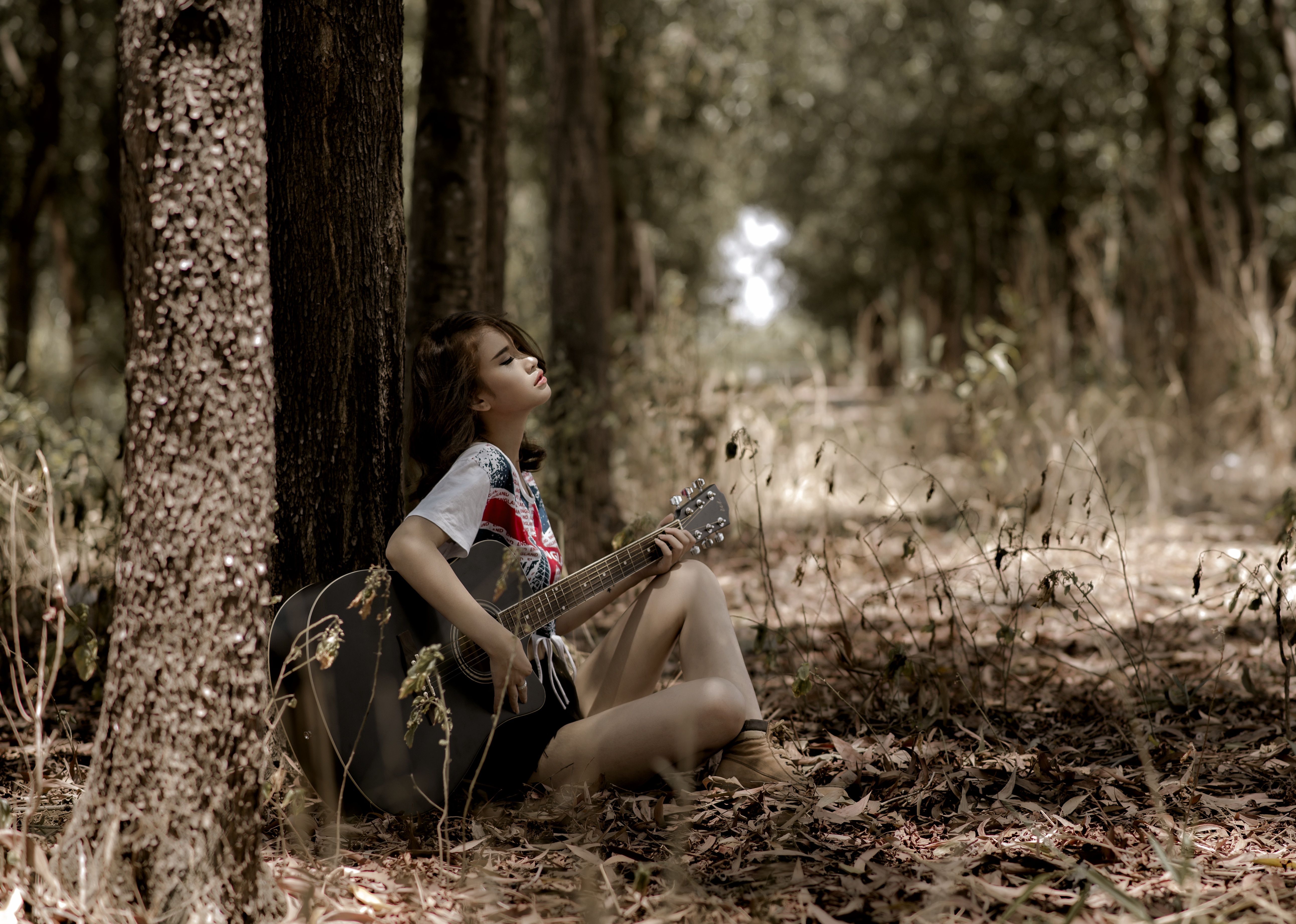 Девушка отдыхала на природе. Креативные фотосессии на природе. Фотосессия с гитарой на природе. Фотосессия с гитарой в лесу. Девушка с гитарой в лесу.