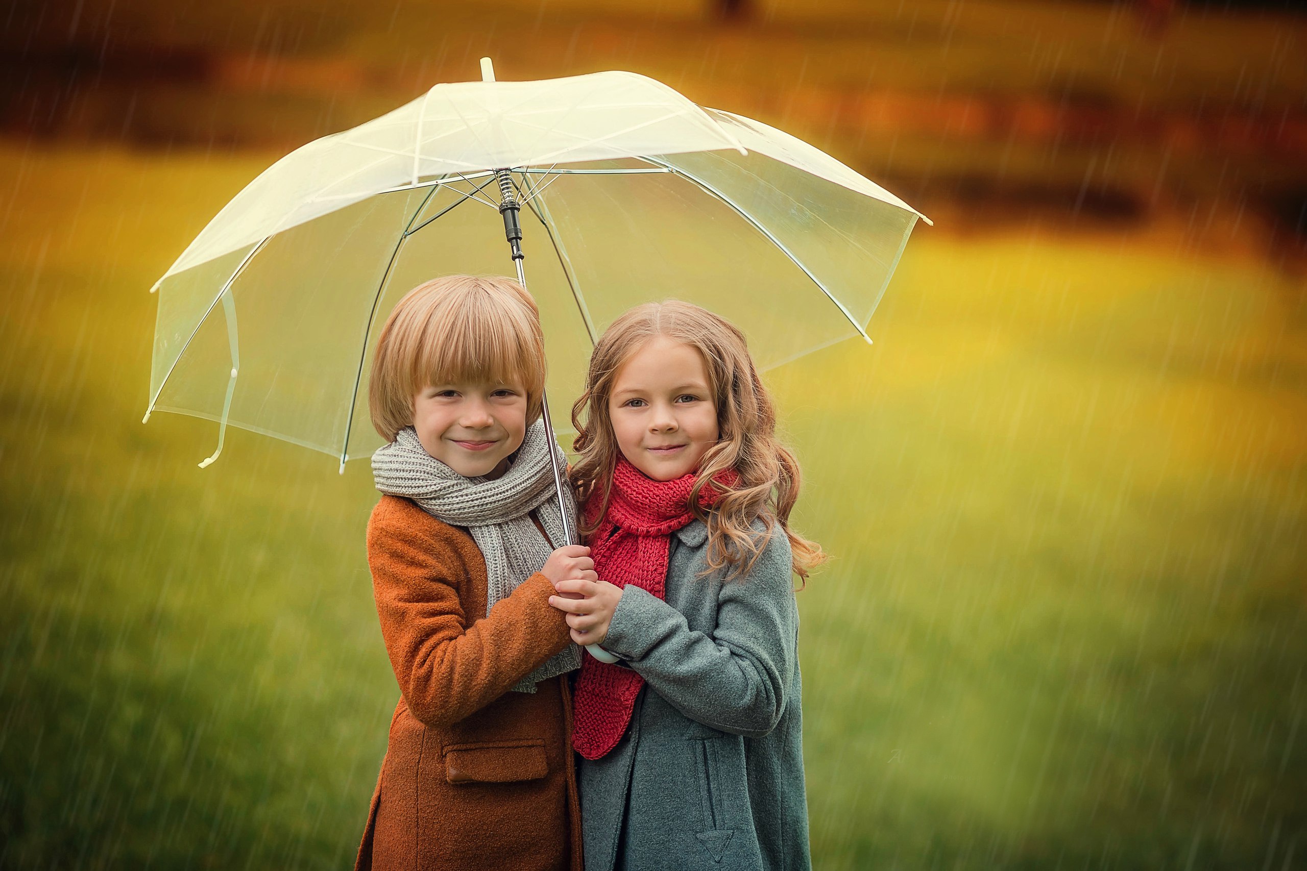 Дети осенью под зонтиком