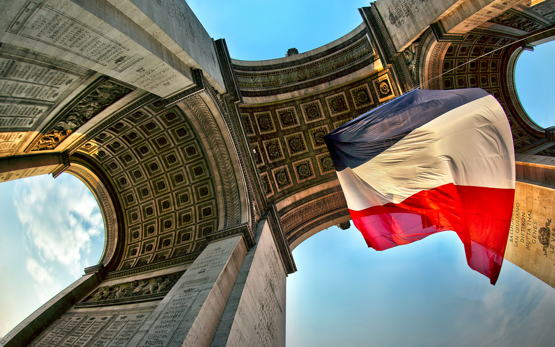 Обои париж, флаг, триумфальная арка, колонны, франция, paris, flag, arch, columns, france разрешение 1920x1200 Загрузить