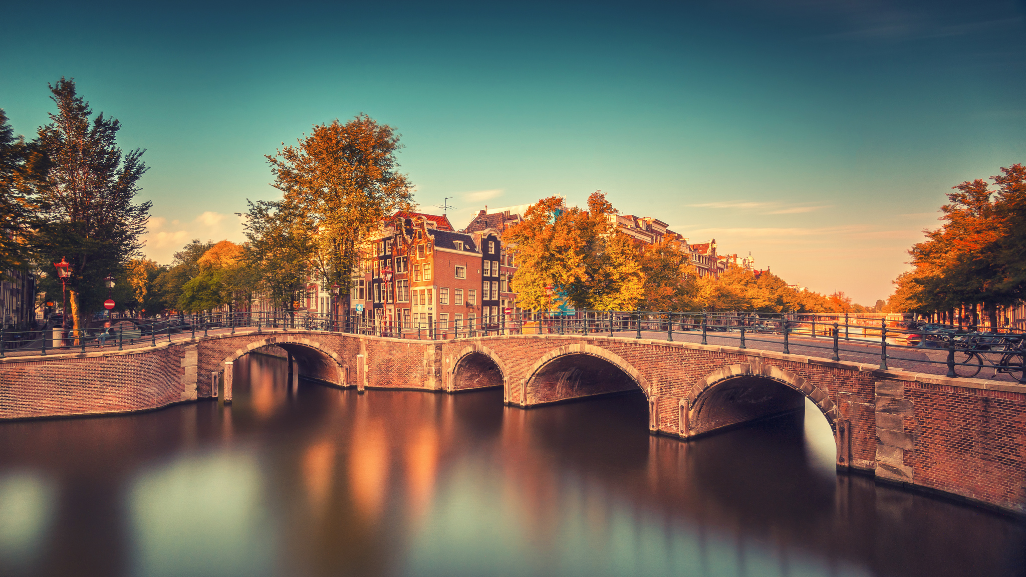 Обои река, мост, здания, нидерланды, амстердам, river, bridge, building, netherlands, amsterdam разрешение 2048x1152 Загрузить
