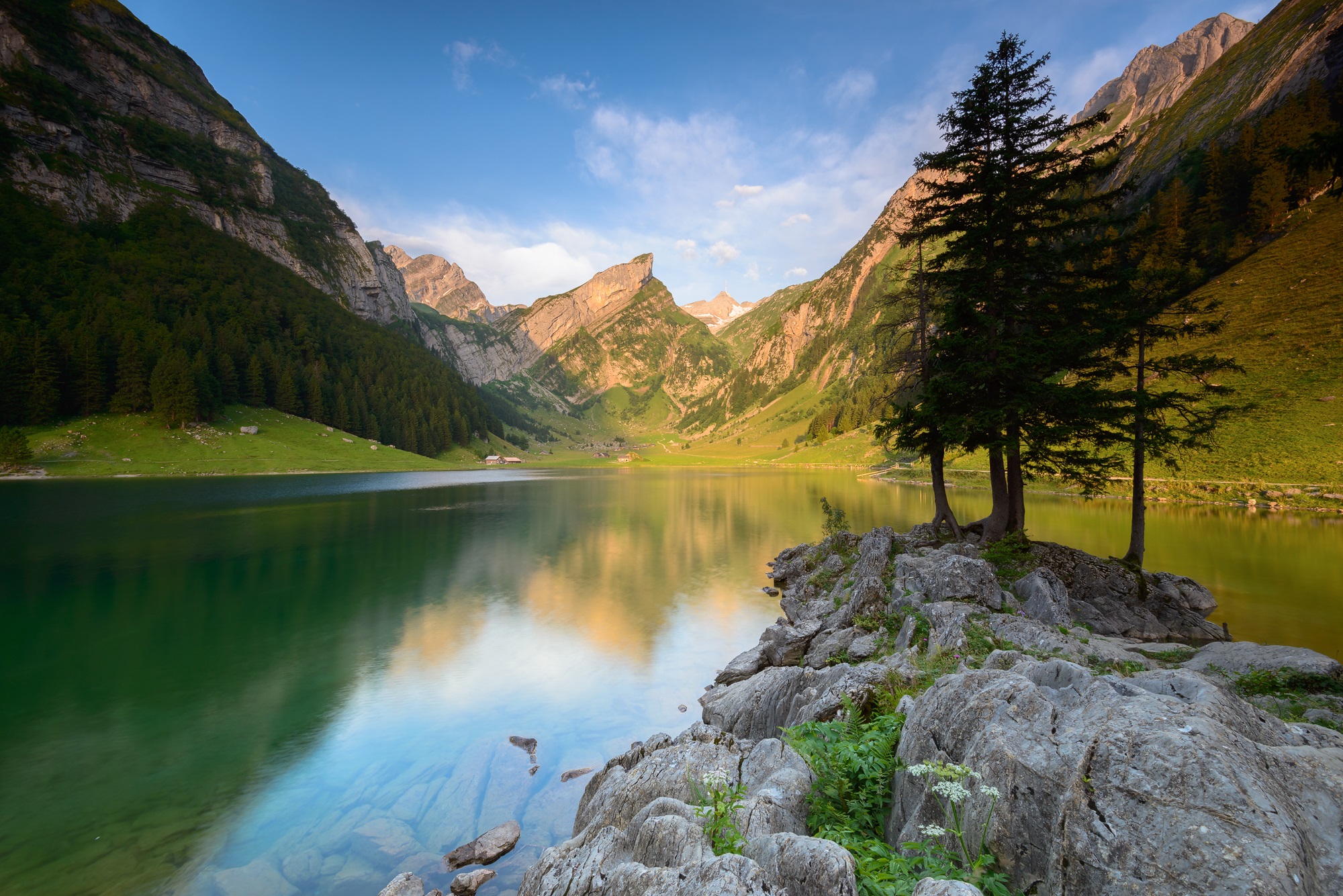 Самое большое горное озеро. Озеро Брайес. Доломитовые Альпы, Италия.. Озеро в горах. Горы лето. Пейзаж горы.