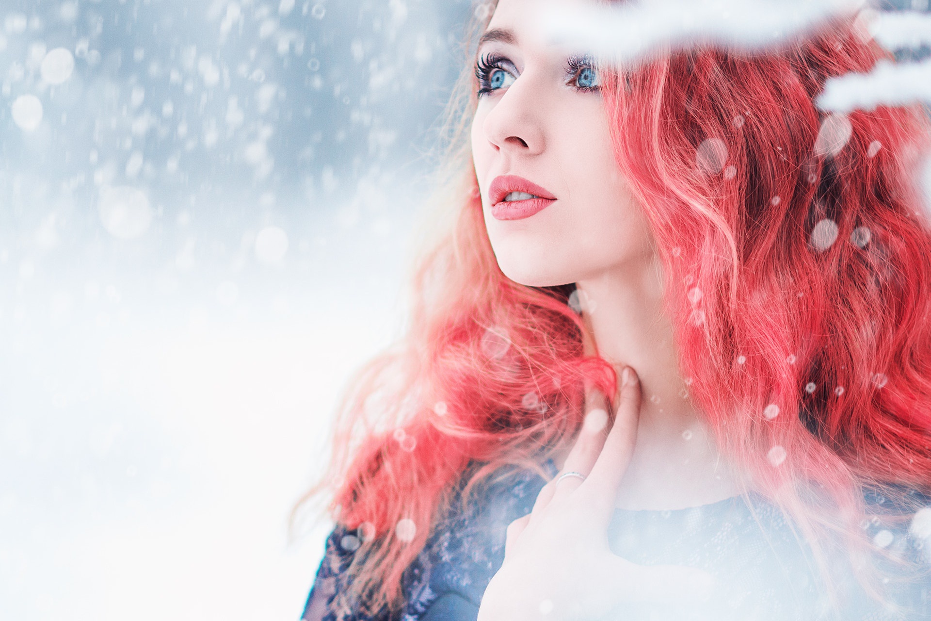 Обои глаза, снег, зима, девушка, портрет, взгляд, лицо, красные волосы, eyes, snow, winter, girl, portrait, look, face, red hair разрешение 1920x1280 Загрузить