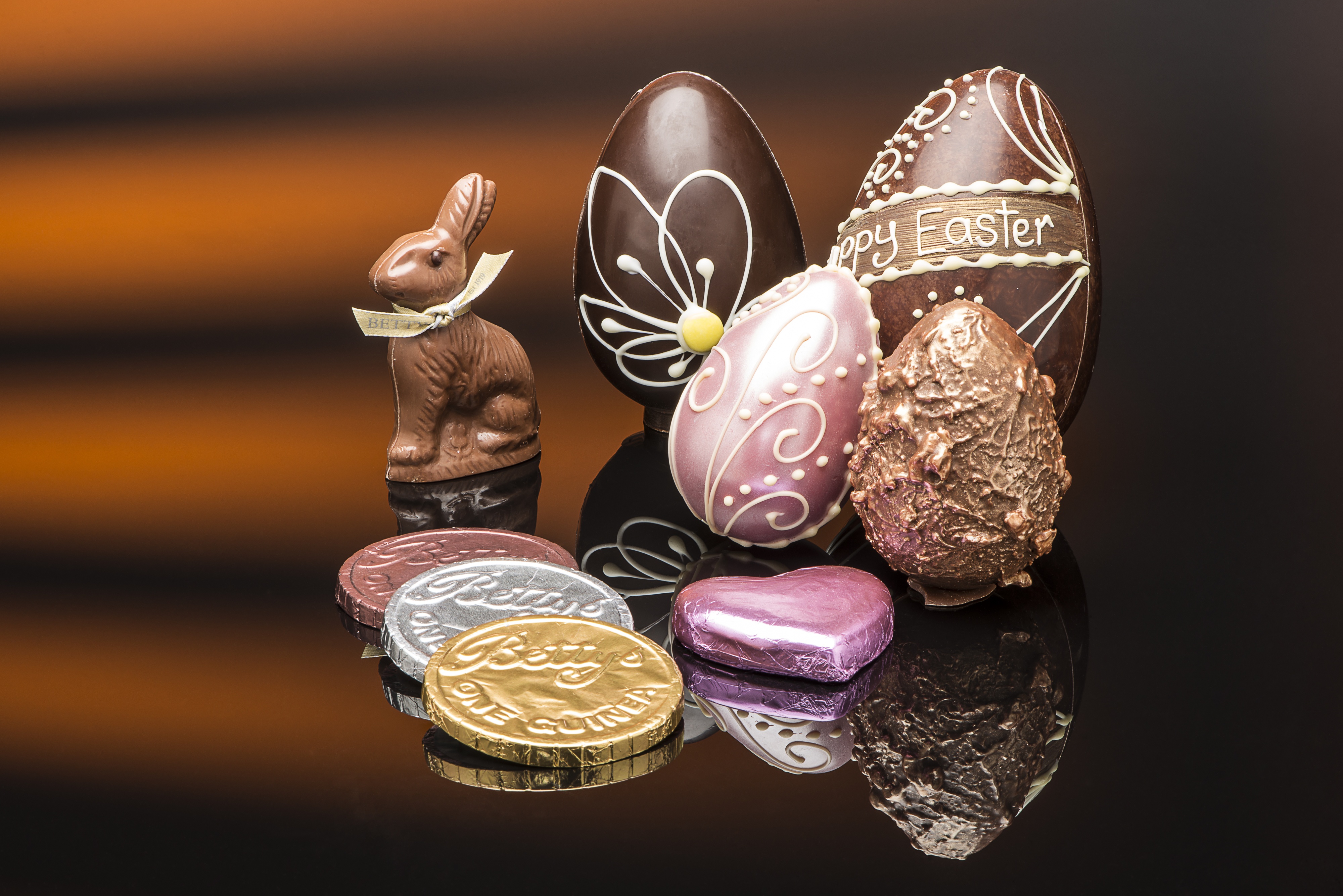 Пасхальный шоколад. Шоколадные пасхальные яйца. Шоколадные пасхальные яички. Шоколадные яйца на Пасху. Пасхальные яйца шоколад.