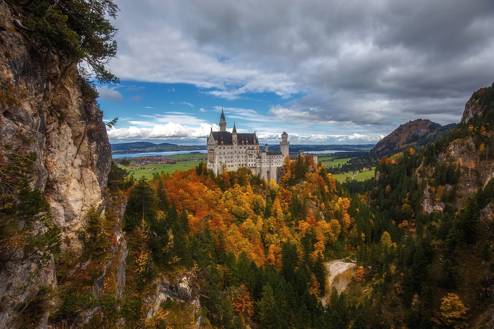 Neuschwanstein castle. Замок Нойшванштайн. Замок Германия Нойшванштайн осень. Замок в Альпах Нойшванштайн. Замок Нойшванштайн Бавария осенью.