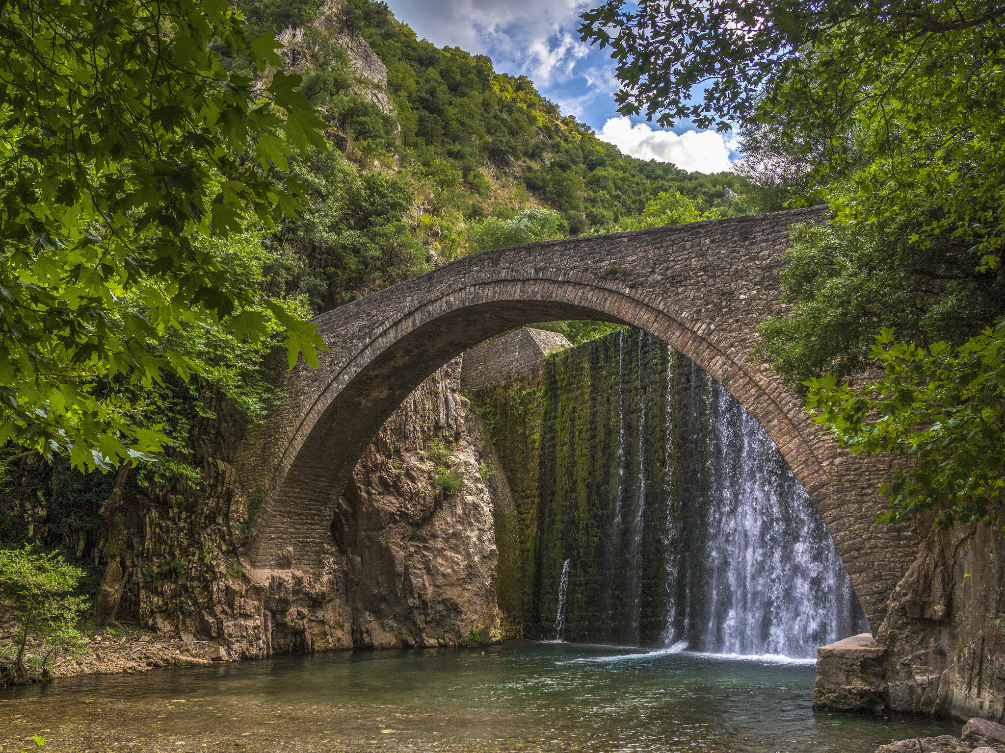 Италия каменный мост. Мост Солкан Словения. Каменный мост виадук в Италии. Терзийский мост Сербия. Старинный мост.