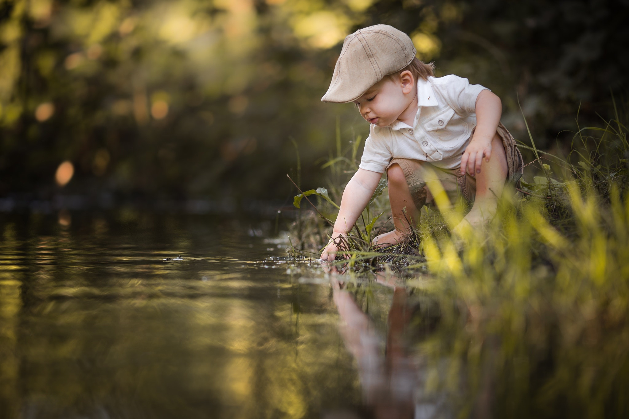 Мальчик на берегу озера. Дети и природа. Маленькие дети на природе. Мальчики на речке.