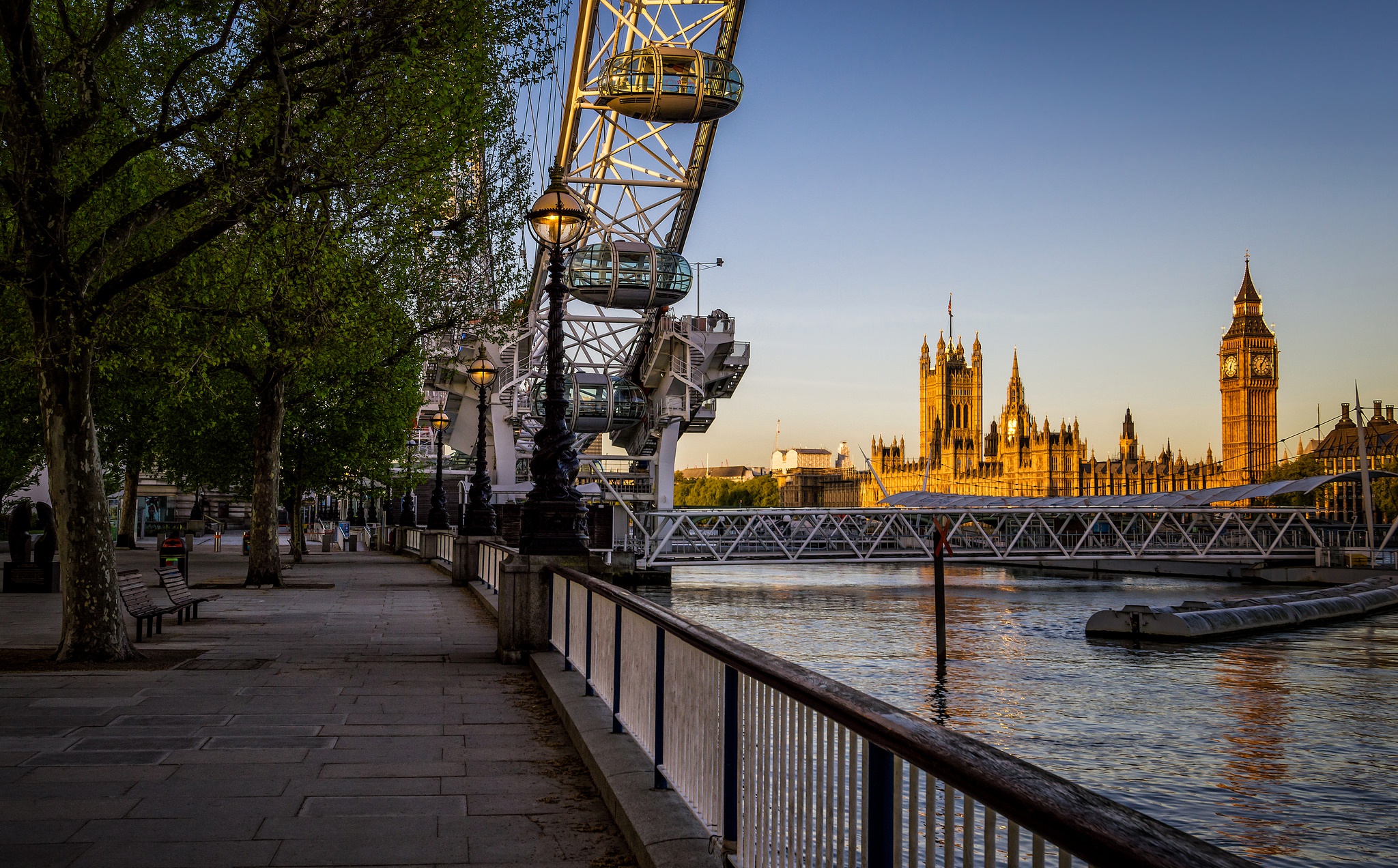 Great britain thames. Набережная Темзы в Лондоне. Темза Лондон река Великобритания город. Темза набережная центр Лондона. Англия Биг Бен Темза.