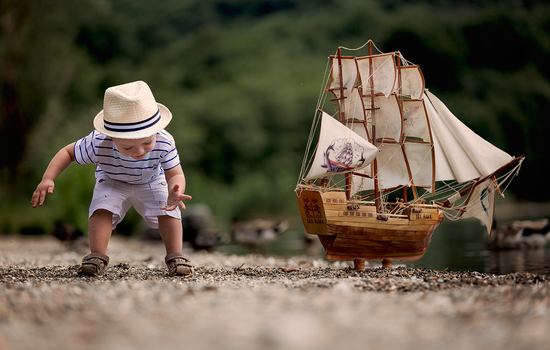 Игры дети корабли. Мальчик с корабликом. Маленький кораблик. Маленький корабль. Кораблик для детей.