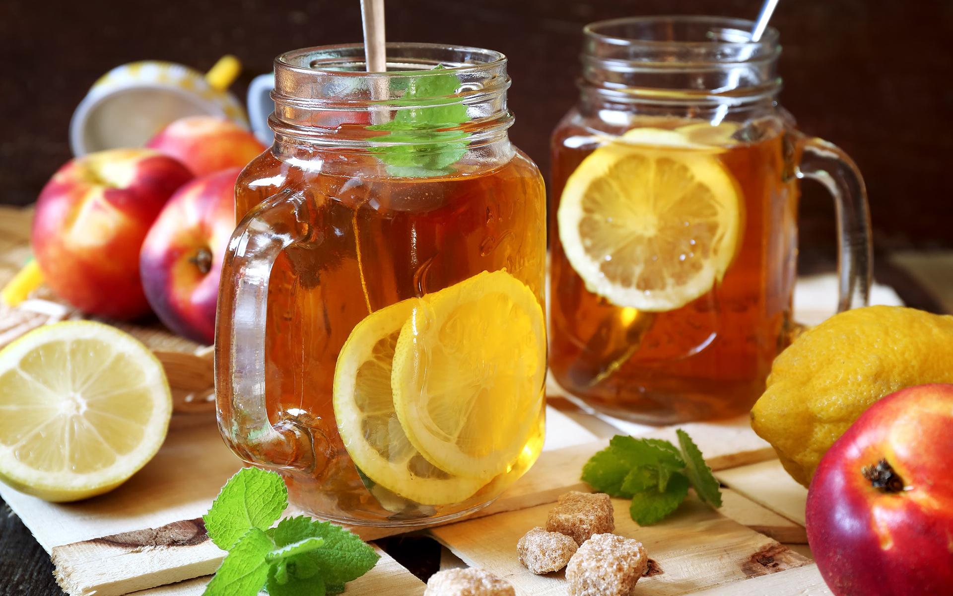 Вкусный чай с лимоном. Фруктовый чай. Чай с лимоном. Чай яблочно имбирный. Яблочный напиток с медом и лимоном.