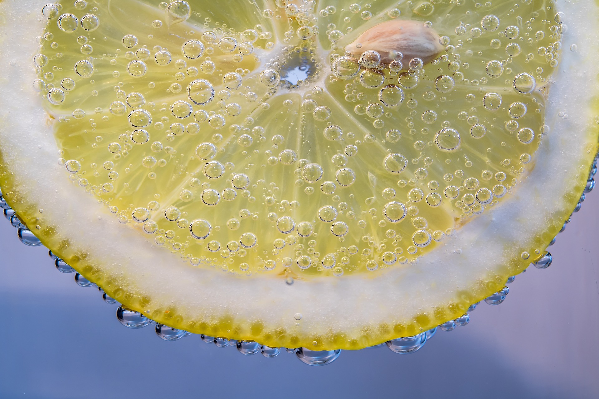 Обои капли, лимон, пузырьки, долька, крупным планом, drops, lemon, bubbles, slice, closeup разрешение 1920x1280 Загрузить
