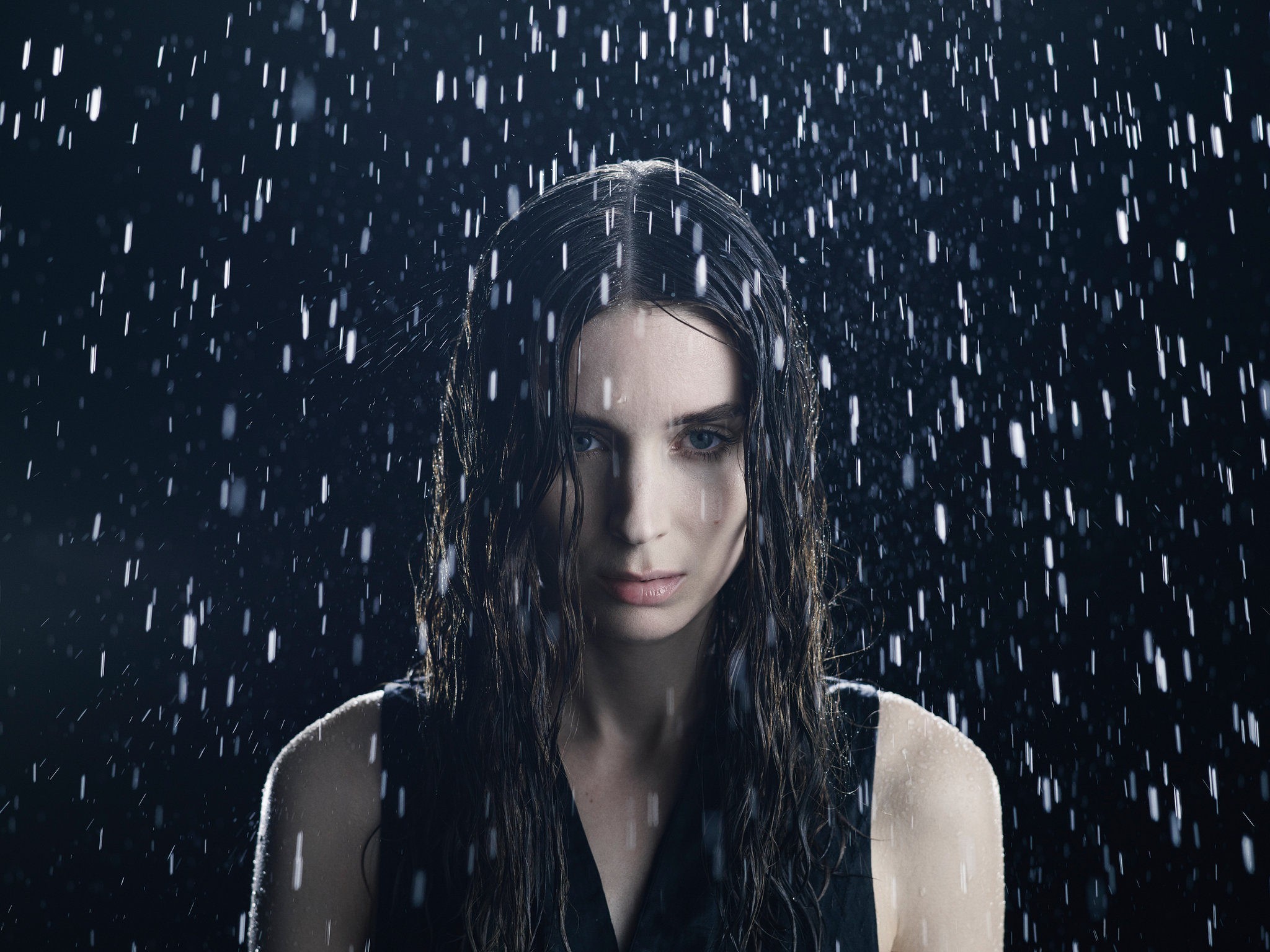 Девушка под дождем. Руни Мара портрет. Руни Мара 2021. Rooney Mara photosession. Руни Мара обои.