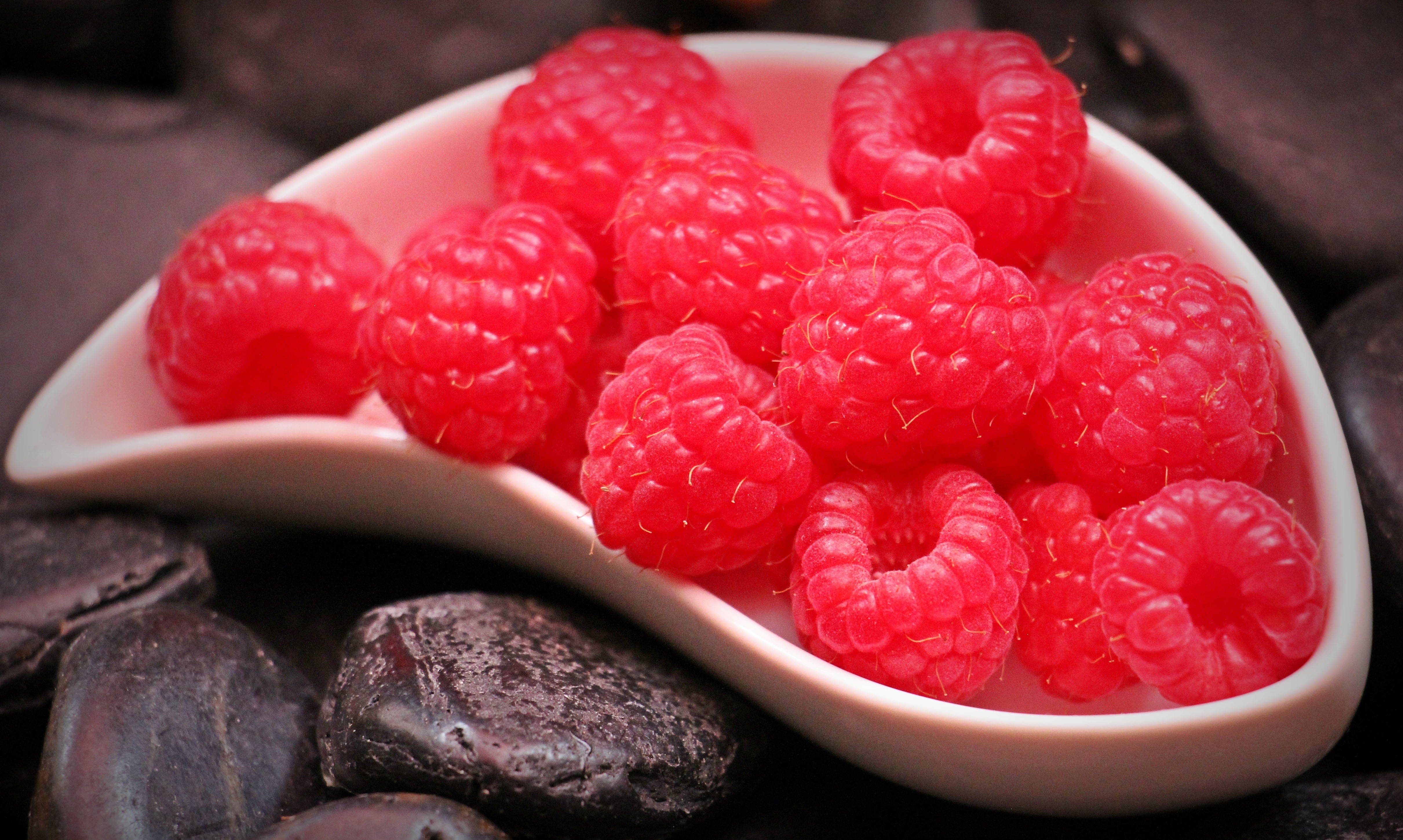 Обои малина, ягода, красная, спелая, raspberry, berry, red, ripe разрешение 4843x2900 Загрузить