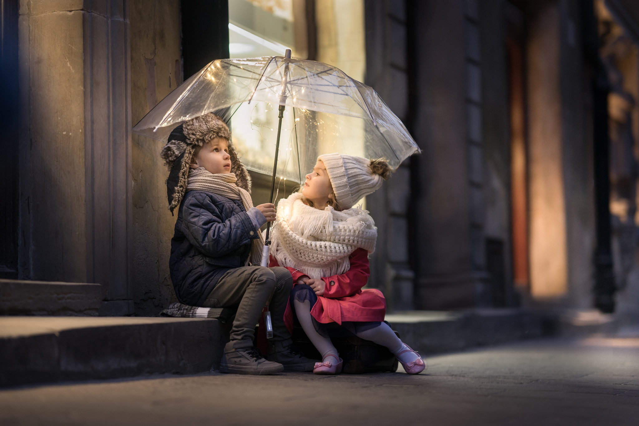 Мама зонтик. Дети под зонтом. Зонтик для детей. Семейная фотосессия с зонтом. Мальчик с зонтом.