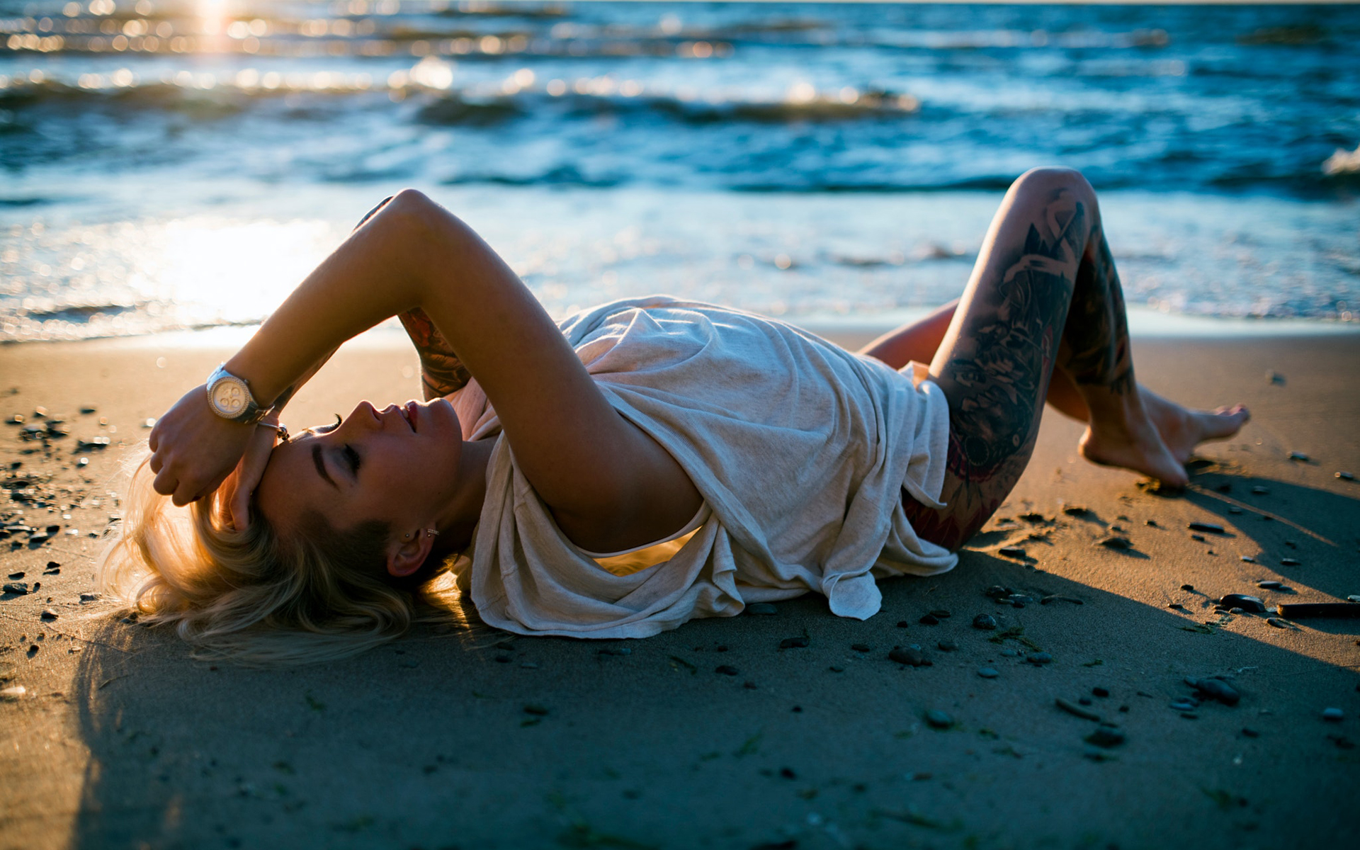 Ethnic chill deep. Блондинка на песке. Девушка в платье красивая поза на песке. Дип Хаус. Девушка в платье рубашке на пляже.