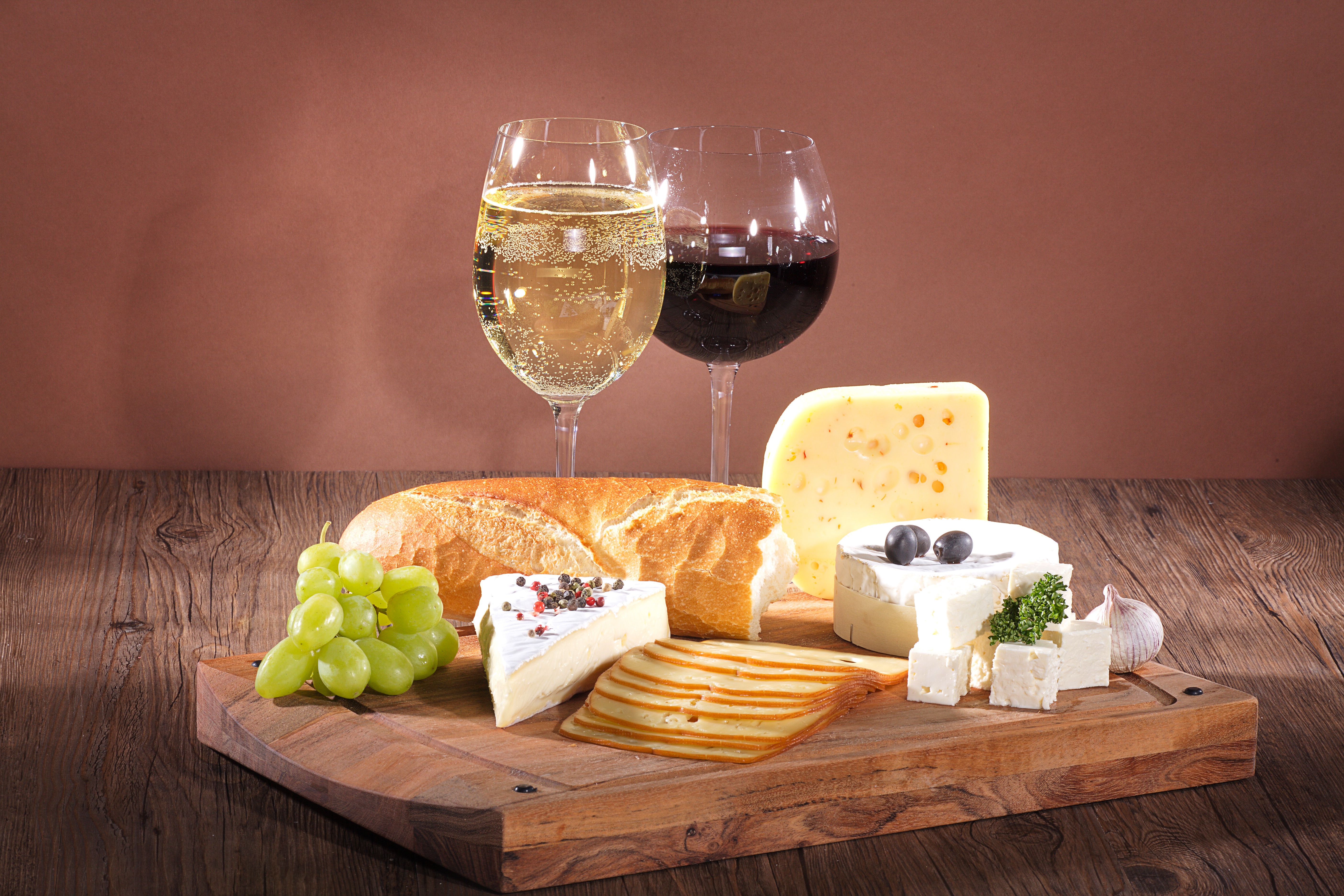 Сыр вино санкт петербург. Вино и сыр. Сыры и вино. Хлеб сыр вино. Вино сыр виноград.