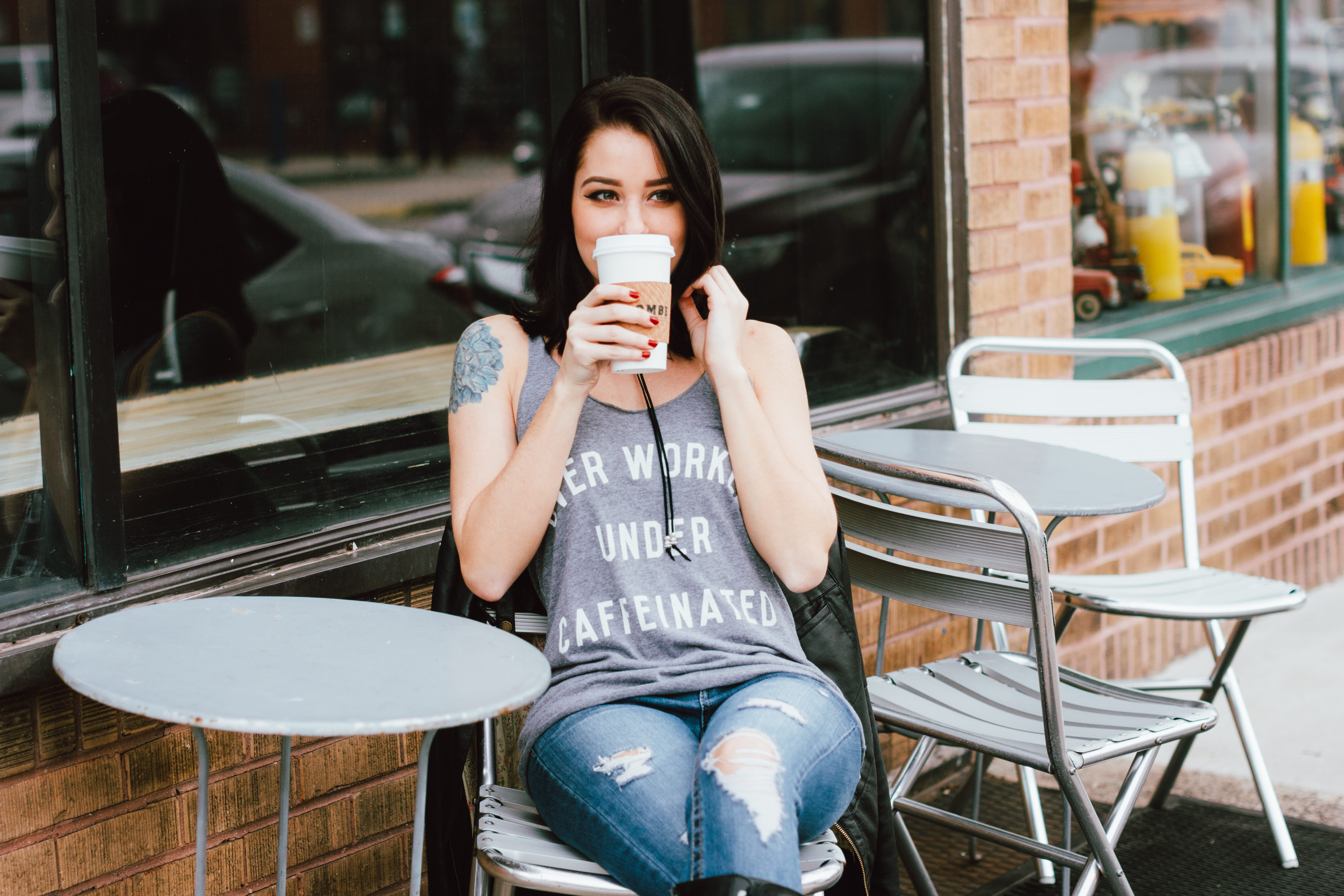 Девушка с короткой стрижкой в кафе