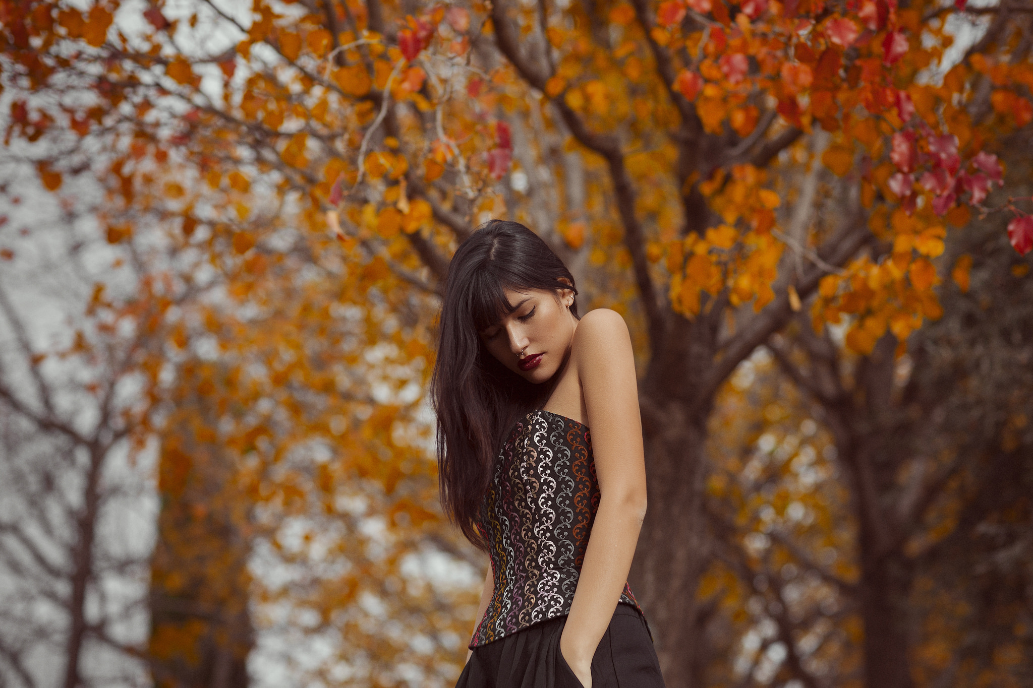 Fall girls. Девушка осень. Фотосессия осень. Красивые девушки в осеннем лесу. Брюнетка осень.