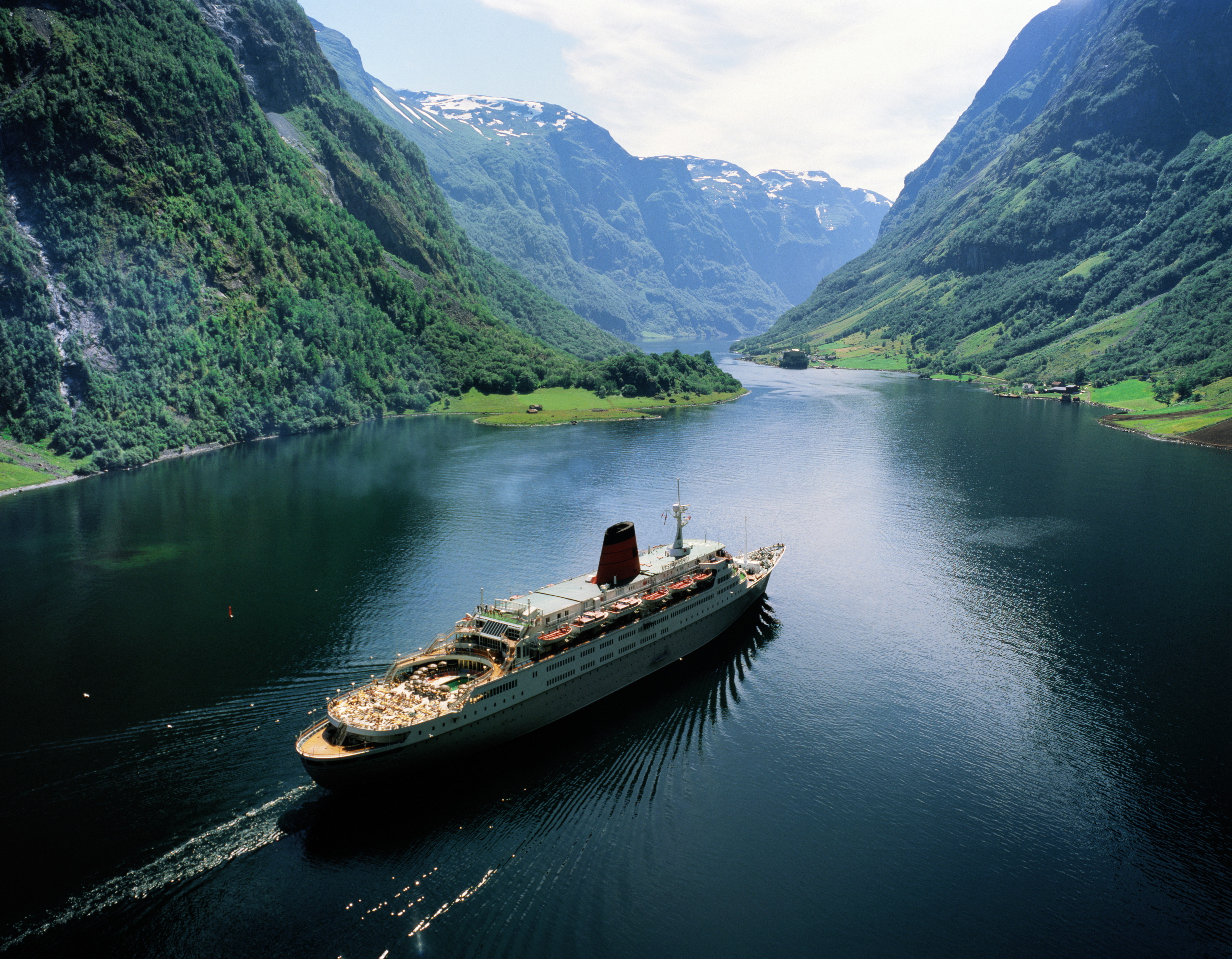 Фьорды норвегии. Согнефьорд Sognefjorden. Норвегия туризм фьорды. Фьорд Норвегия рыбозавод. Тронхеймс-Фьорд.