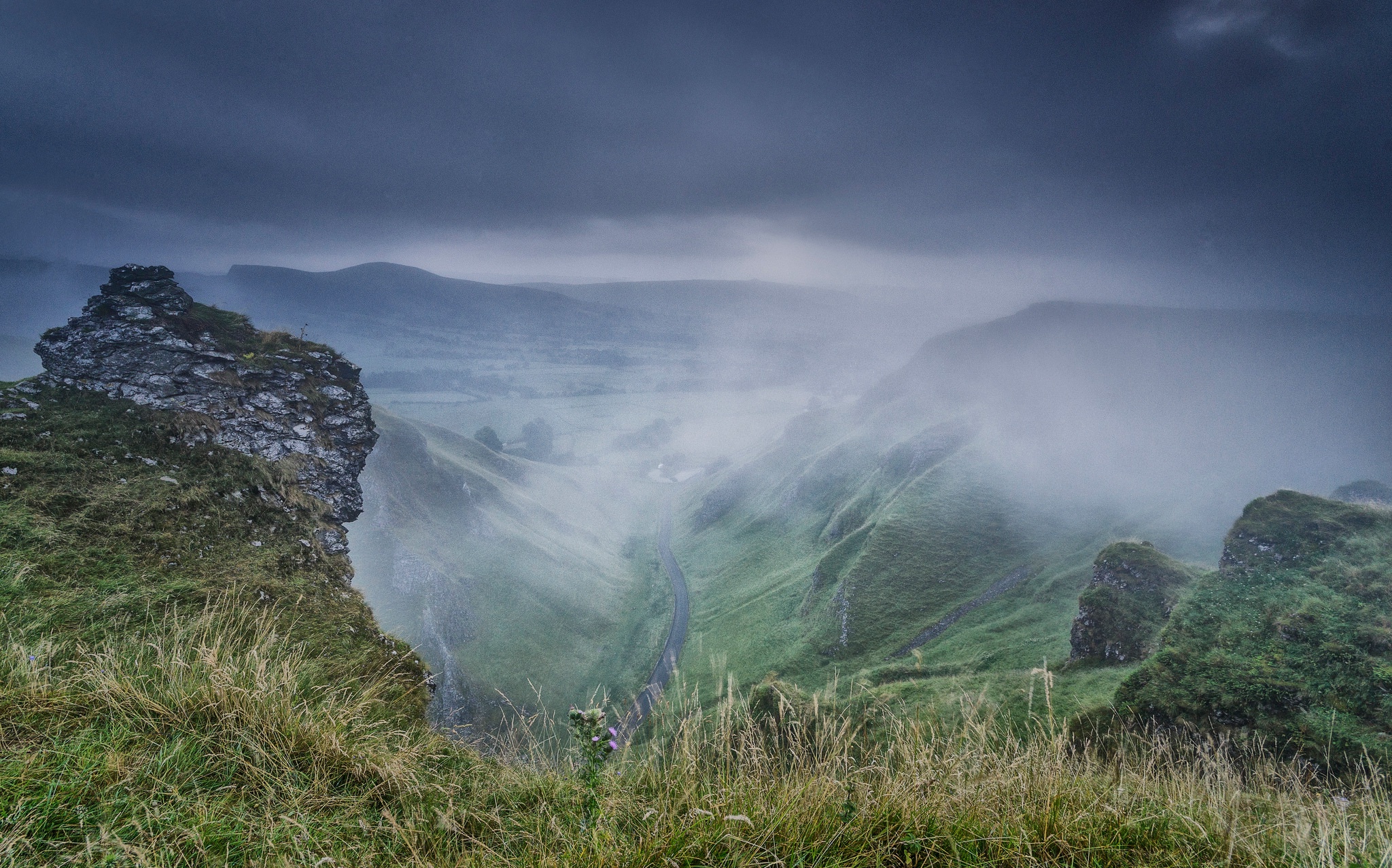 Northern ireland mountains. Туманные холмы Ирландии. Ирландия скалы туман. Туманная Долина. Горы в тумане.