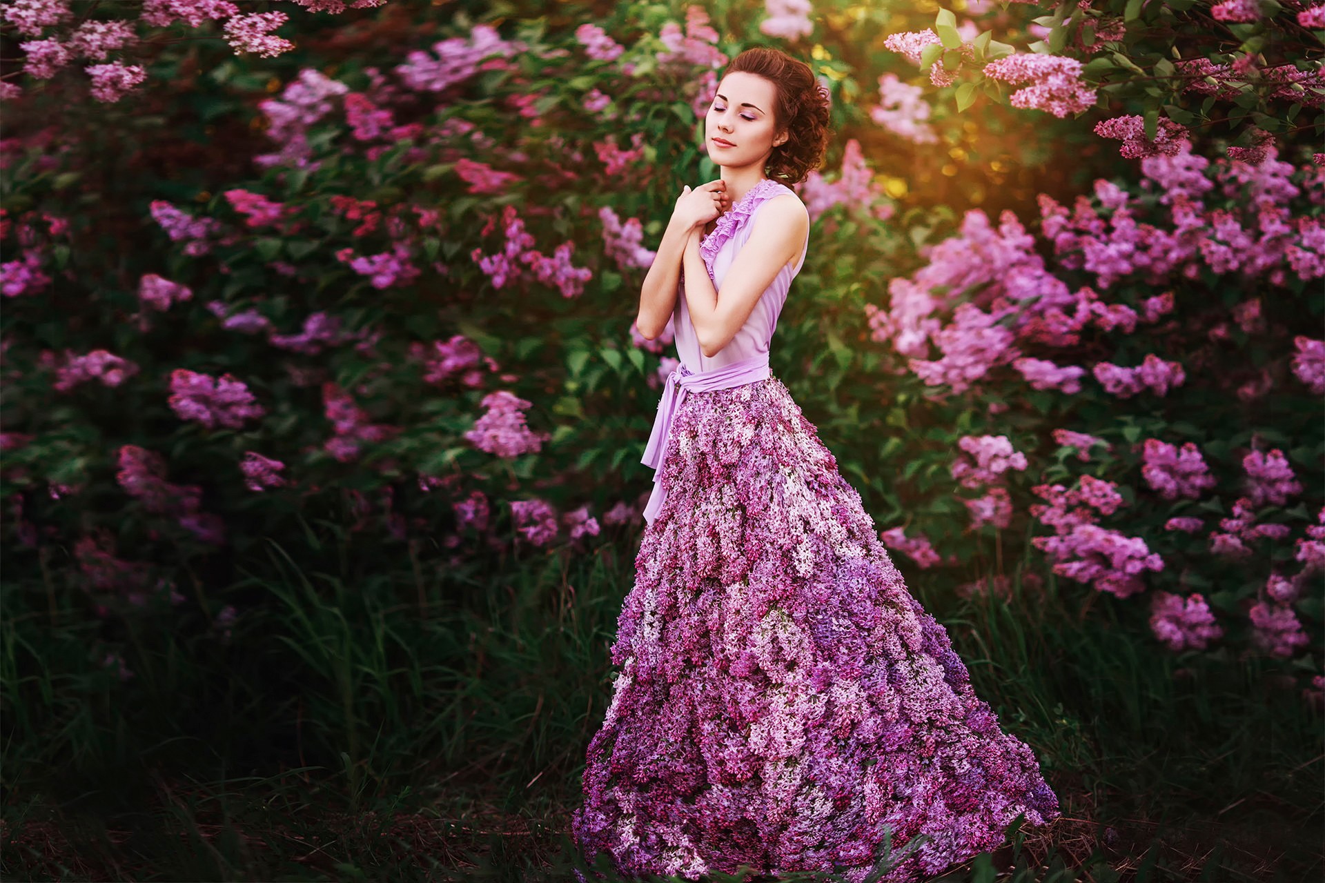 Обои цветы, девушка, платье, весна, сирень, закрытые глаза, lilac dreams, flowers, girl, dress, spring, lilac, closed eyes разрешение 1920x1280 Загрузить