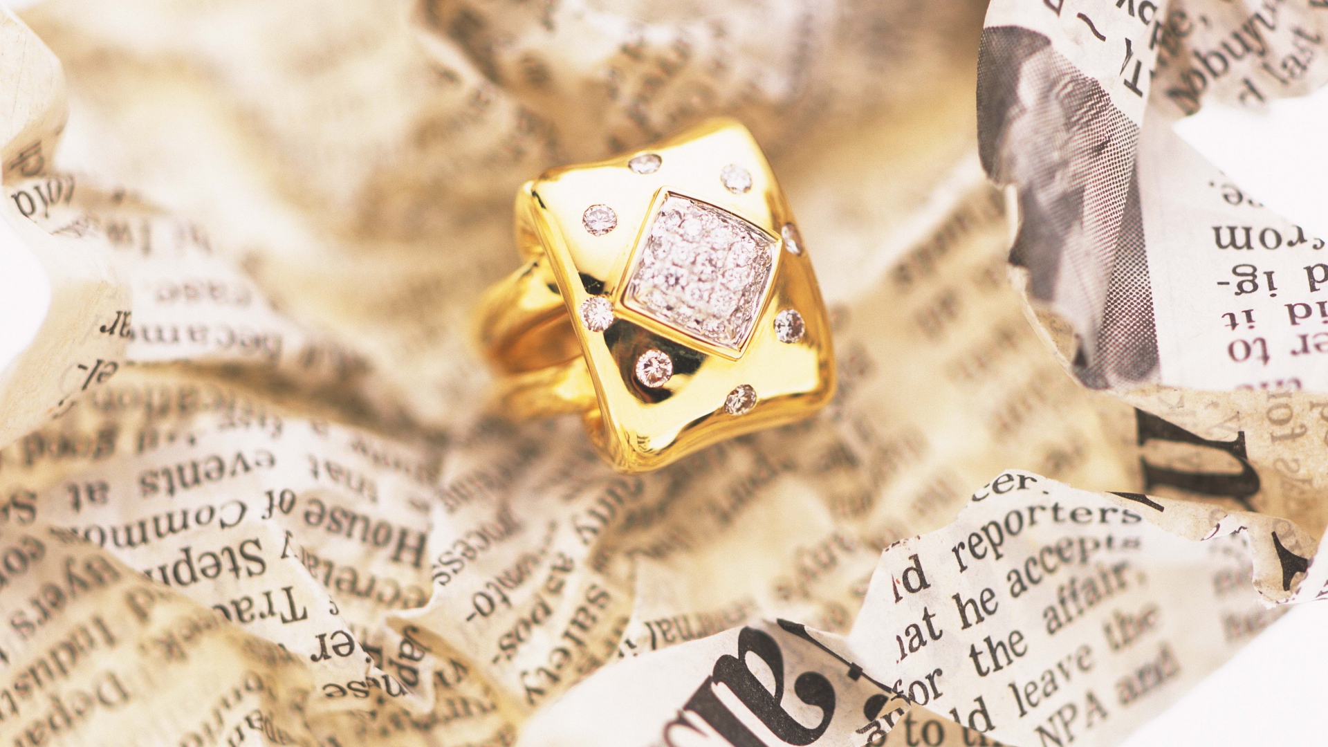 Обои кольцо, газета, золото, ювелирные украшения, ring, newspaper, gold, jewelry разрешение 1920x1080 Загрузить