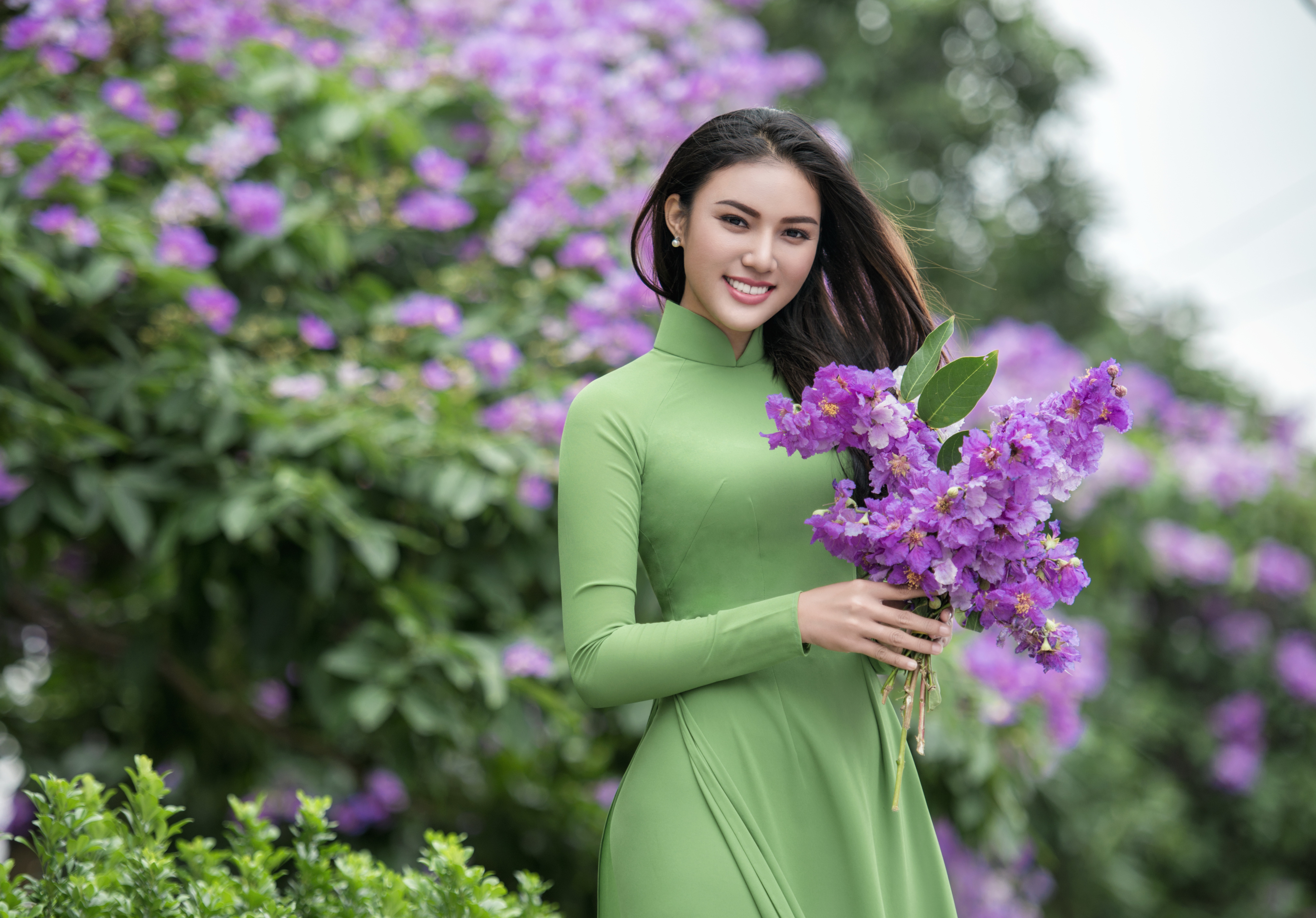 Обои цветы, девушка, улыбка, азиатка, flowers, girl, smile, asian разрешение 6490x4528 Загрузить