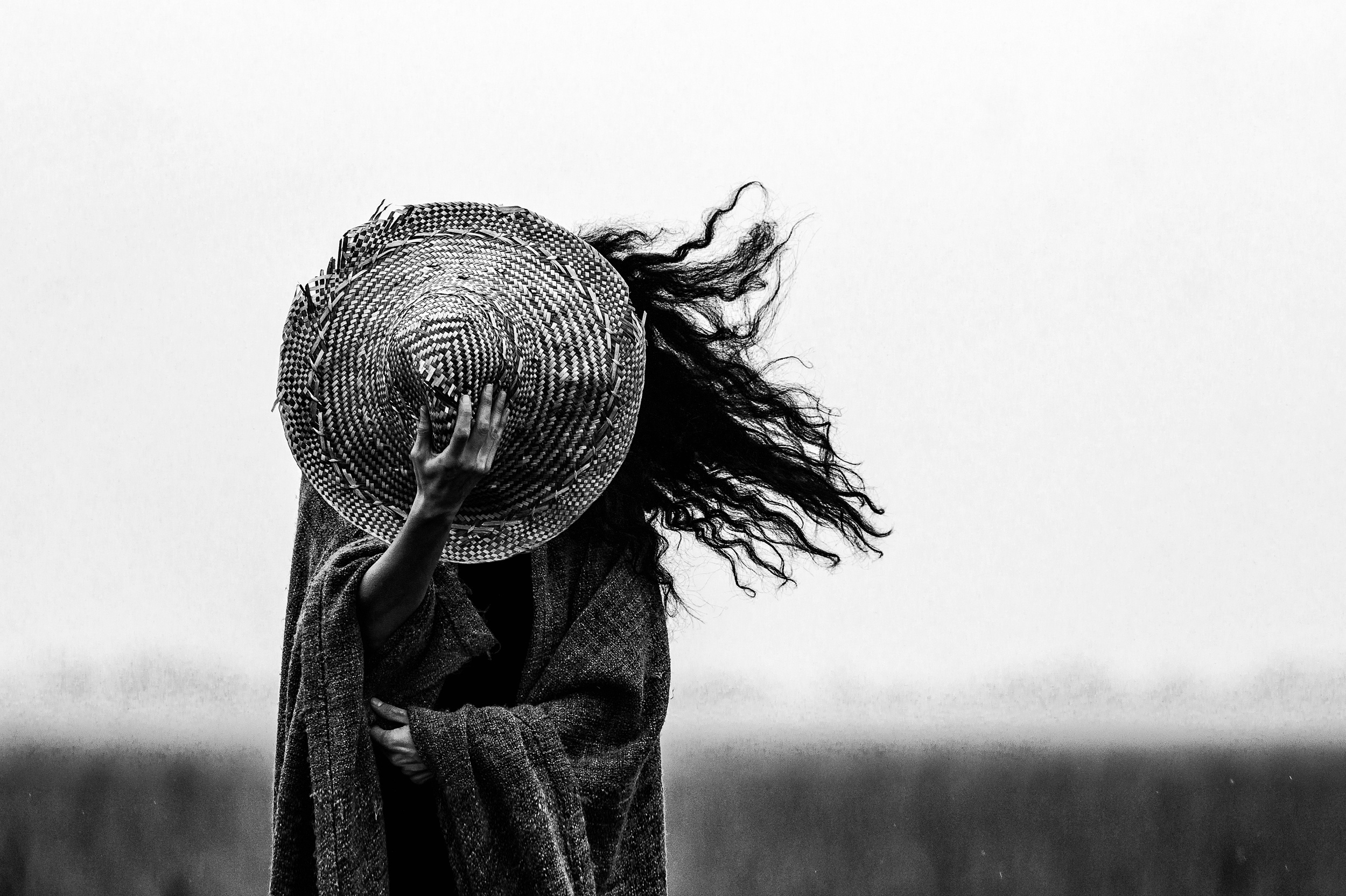 Душа широкая глубокая. Необычные черно белые. Фотоискусство. Девушка в шляпе.