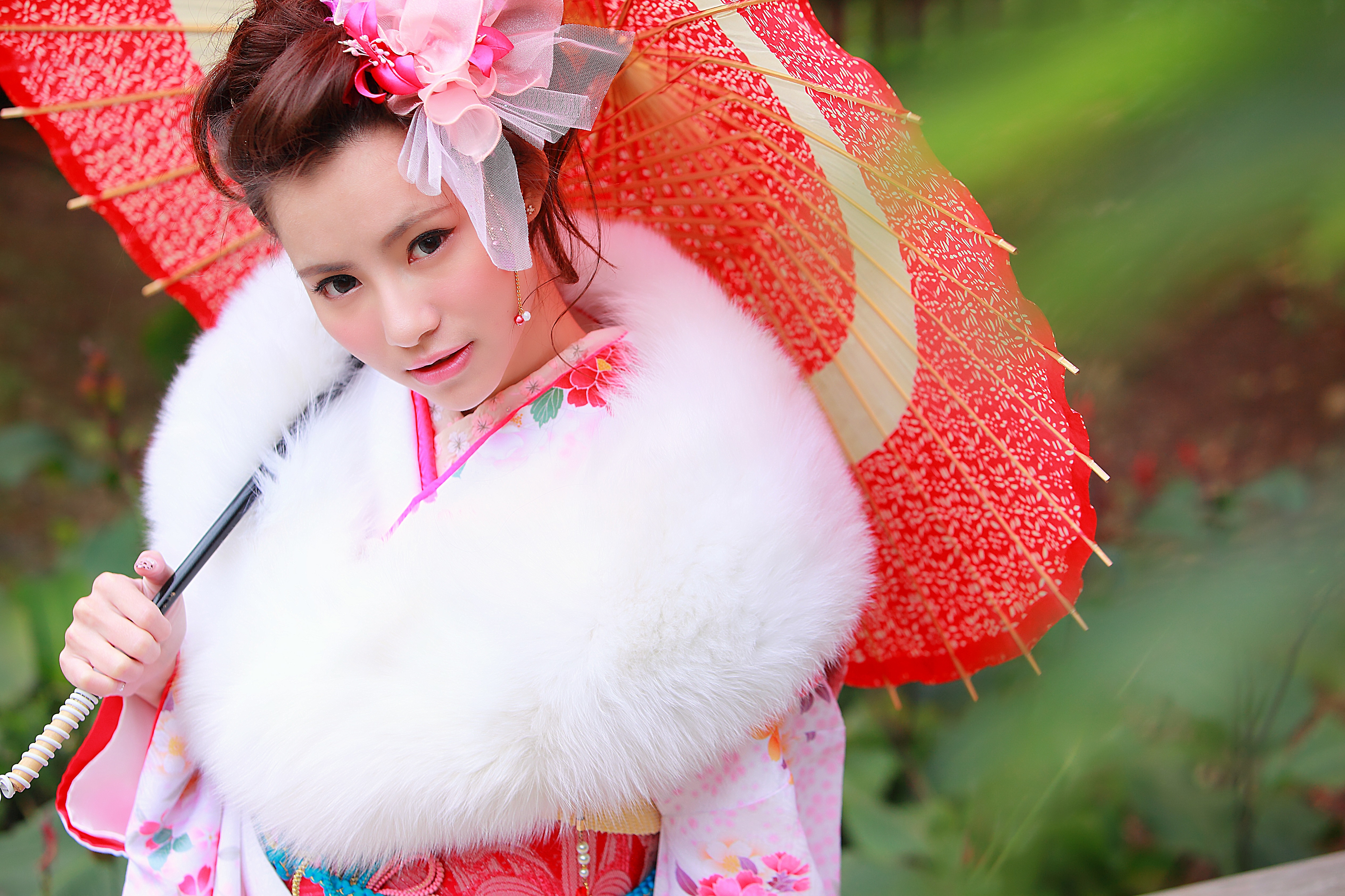 Обои стиль, азиатка, девушка, взгляд, волосы, лицо, зонтик, кимоно, мех, style, asian, girl, look, hair, face, umbrella, kimono, fur разрешение 5055x3370 Загрузить