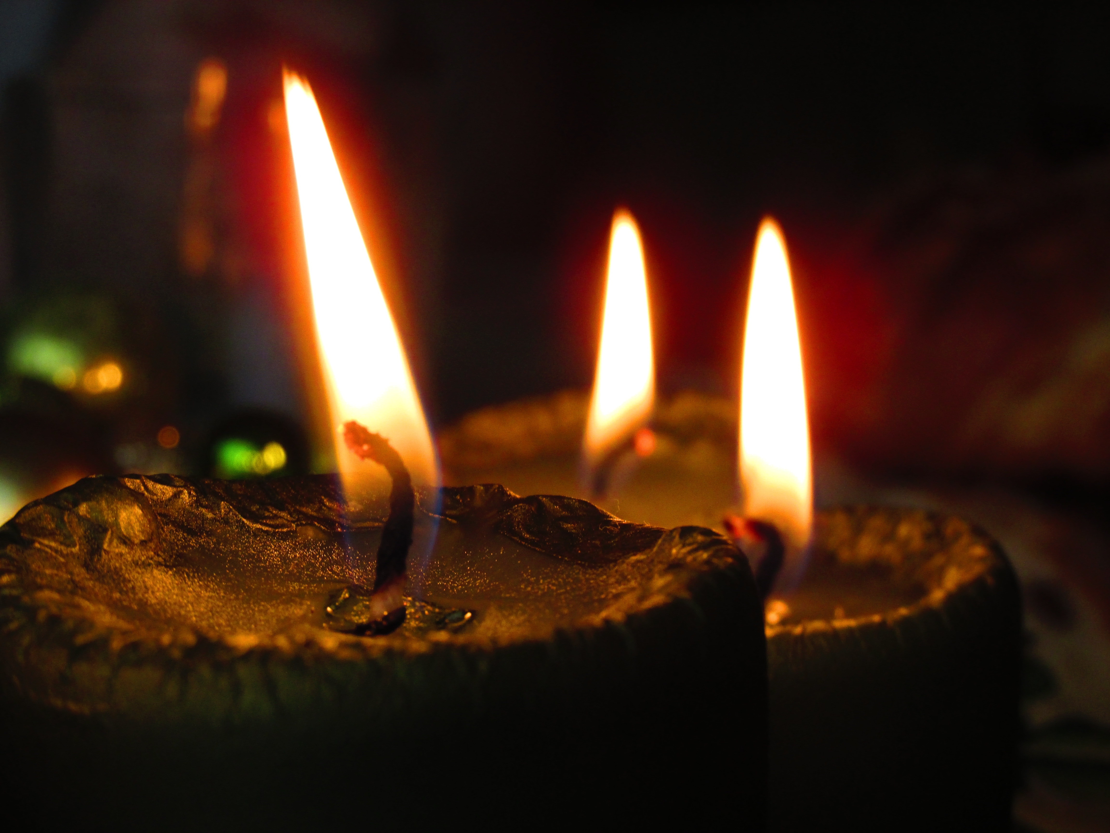Горят три свечи. Горящие свечи. Горящая свеча. Огонь свечи. Свечи "огоньки".