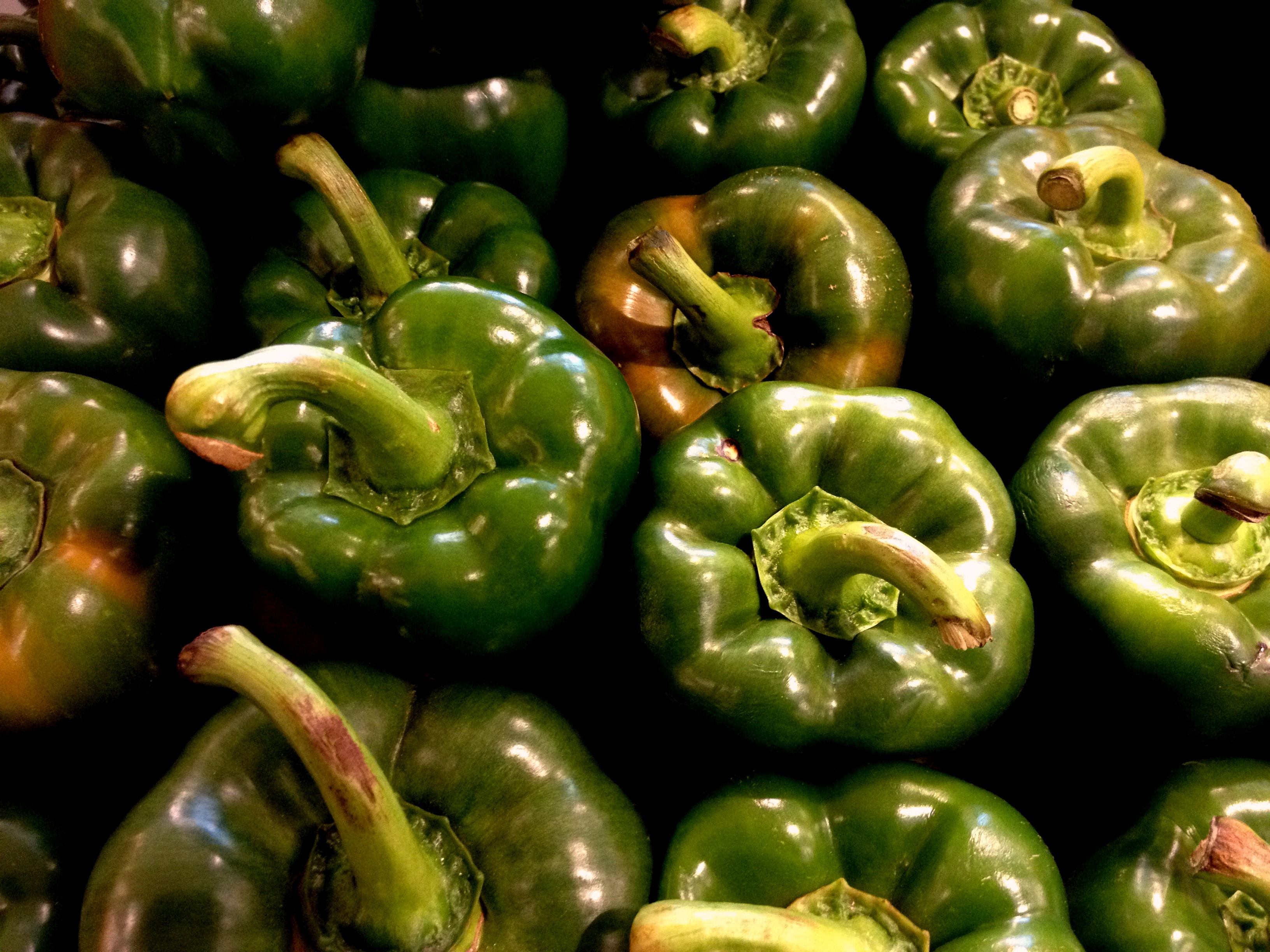 Перец зеленый сладкий. Перец зелёный болгарский. Зелёный острый перец болгарский. Овощи с зеленым перцем.