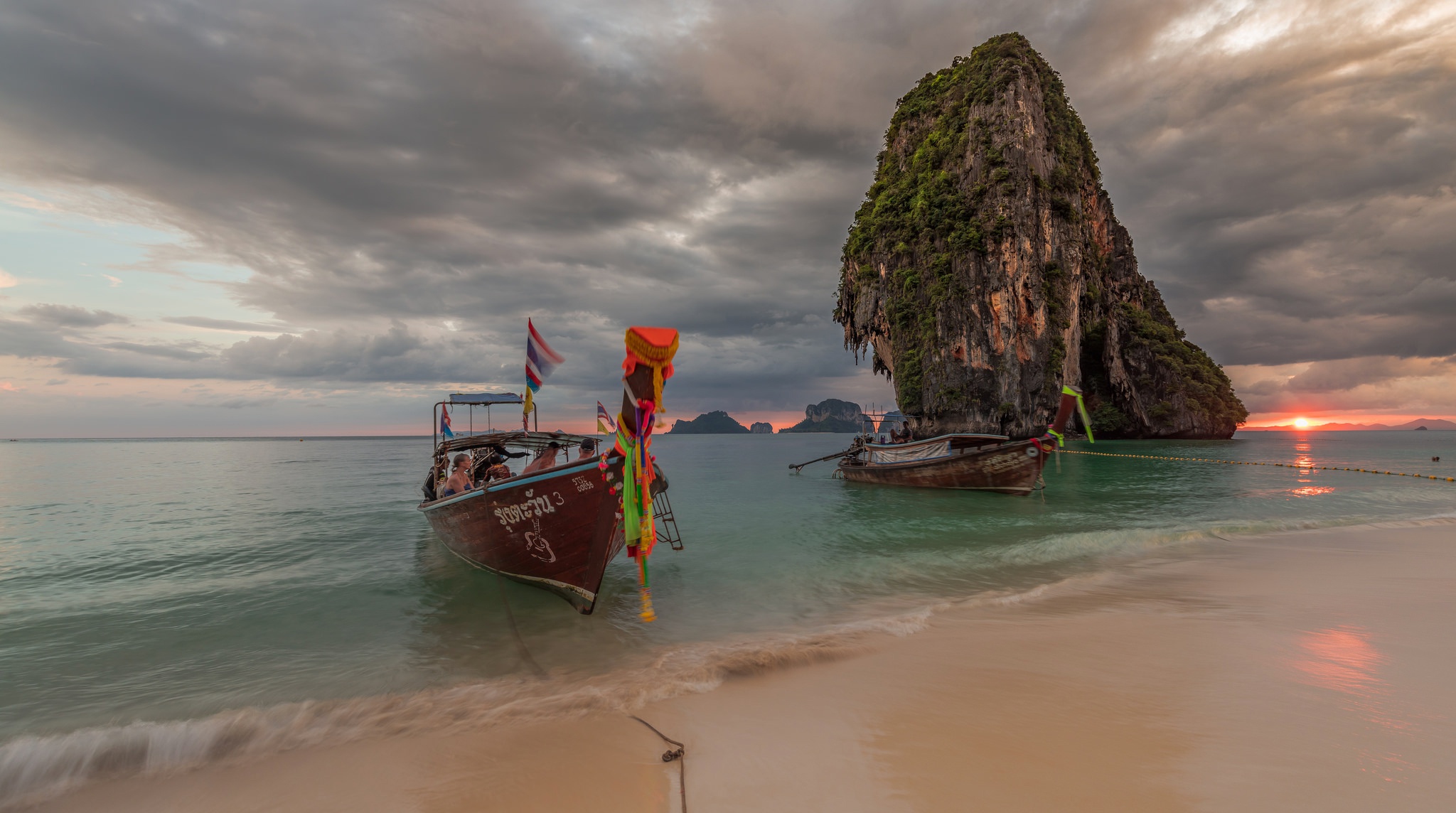 Таиланд море. Краби Тайланд. Краби Тайланд обои. Лодки в Тайланде. Море скалы лодки.
