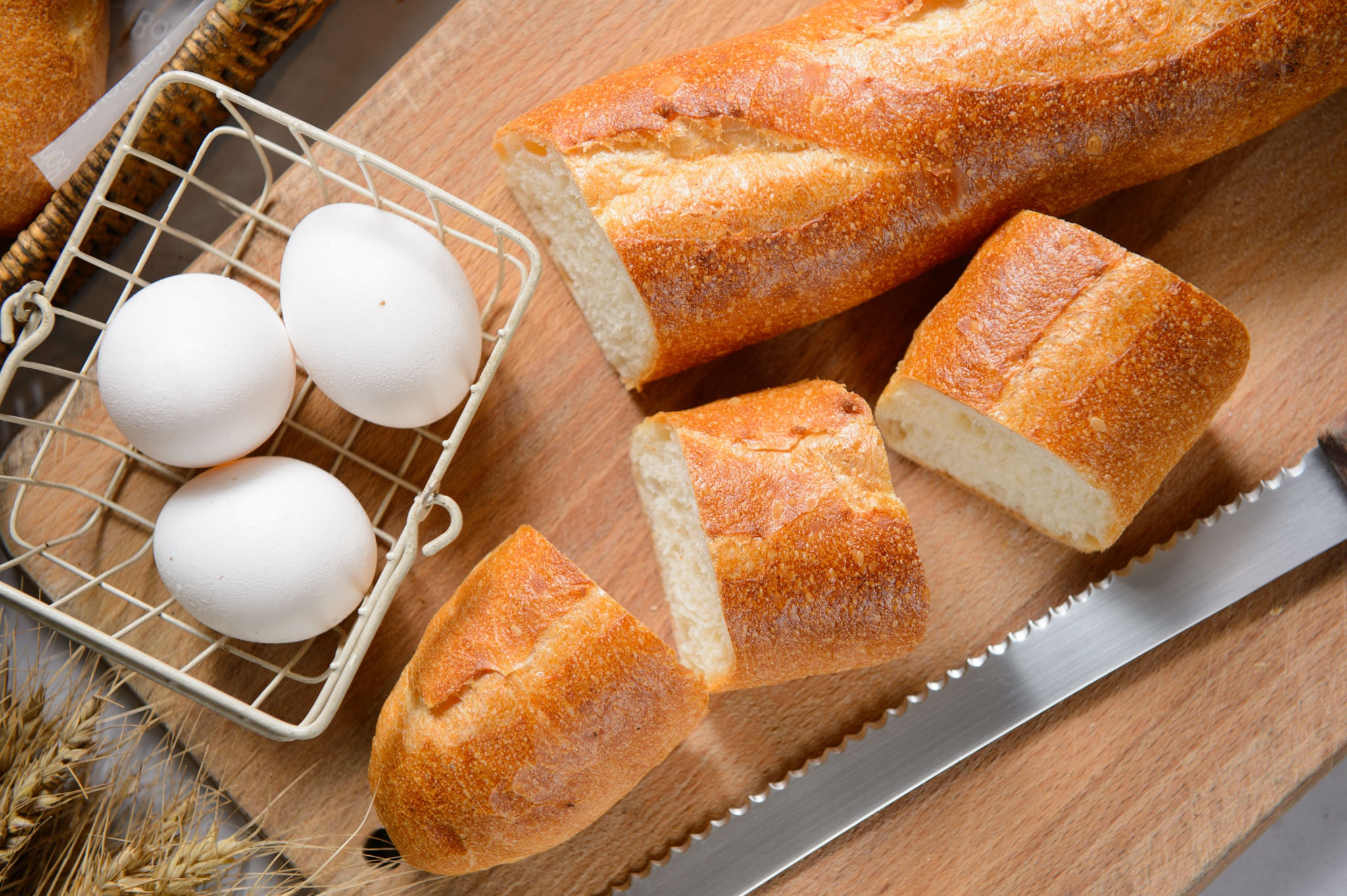 Хлеб на воде без яиц. Яичный хлеб. Яйцо в хлебе. Продукты хлебобулочные и яйцо. Хлеб батон яйца.