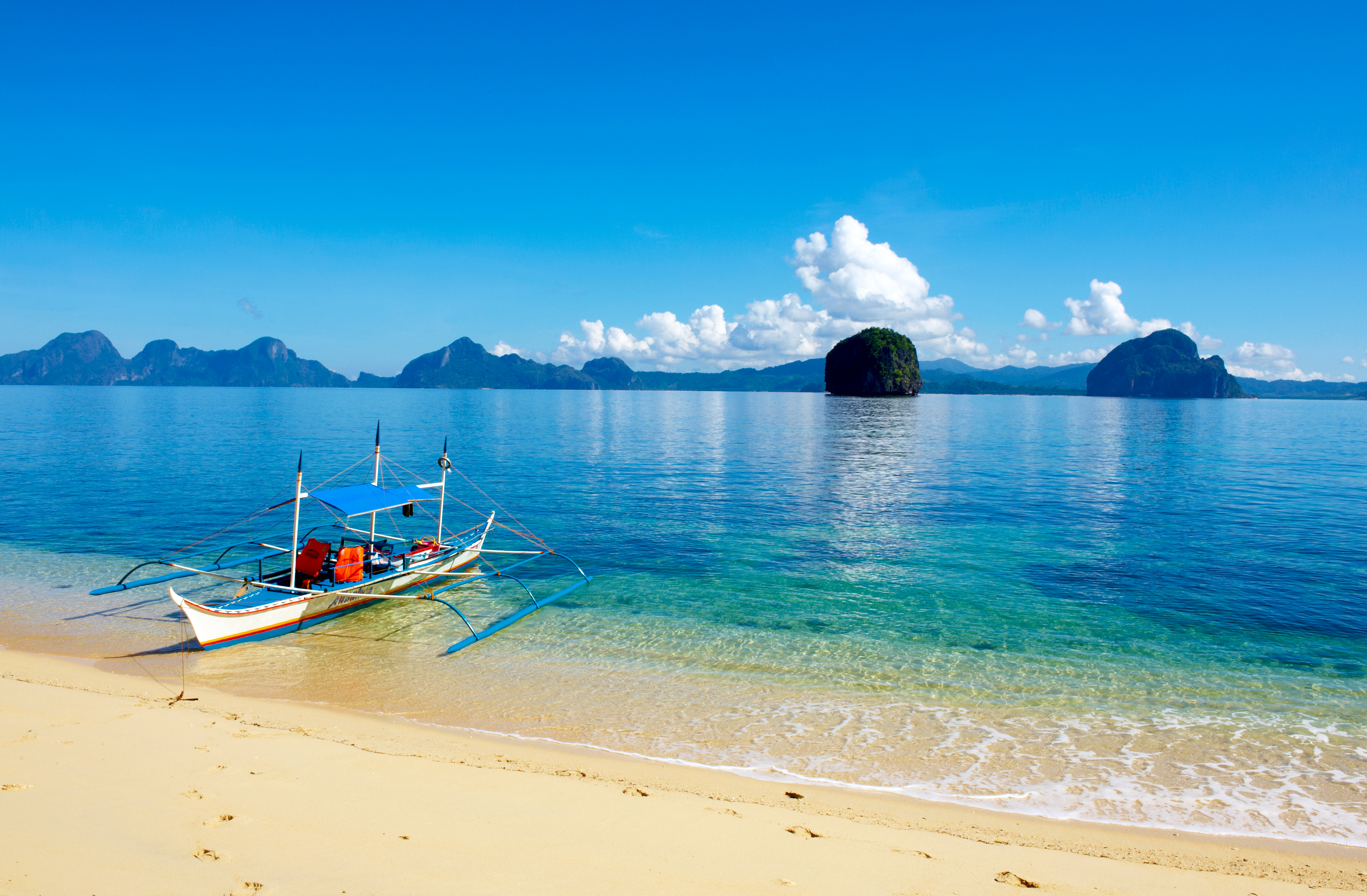 Boat island. Малайзия океан. Пляж. Таиланд море. Лодка на острове.