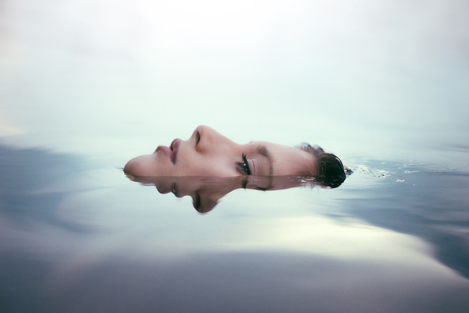 Ощущение волновать. Отражение человека в воде. Лицо девушки в воде. Лицо под водой. Отражение девушки в воде.