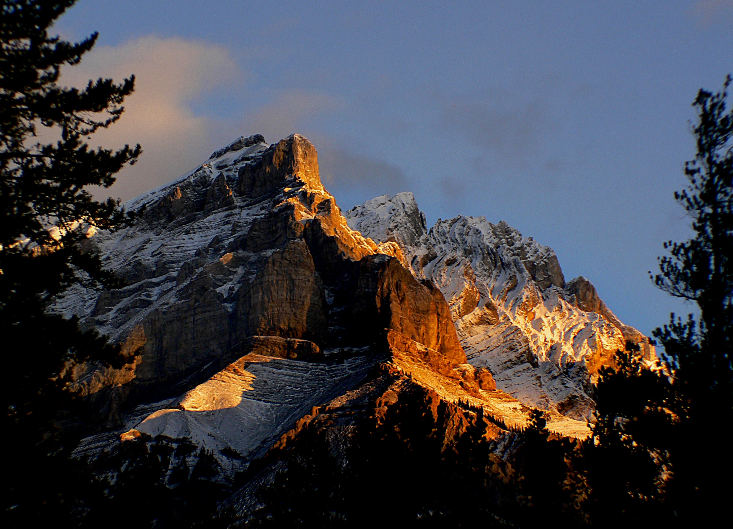 Обои горы, скалы, восход, снег, канада, национальный парк банф, mountains, rocks, sunrise, snow, canada, banff national park разрешение 2400x1733 Загрузить