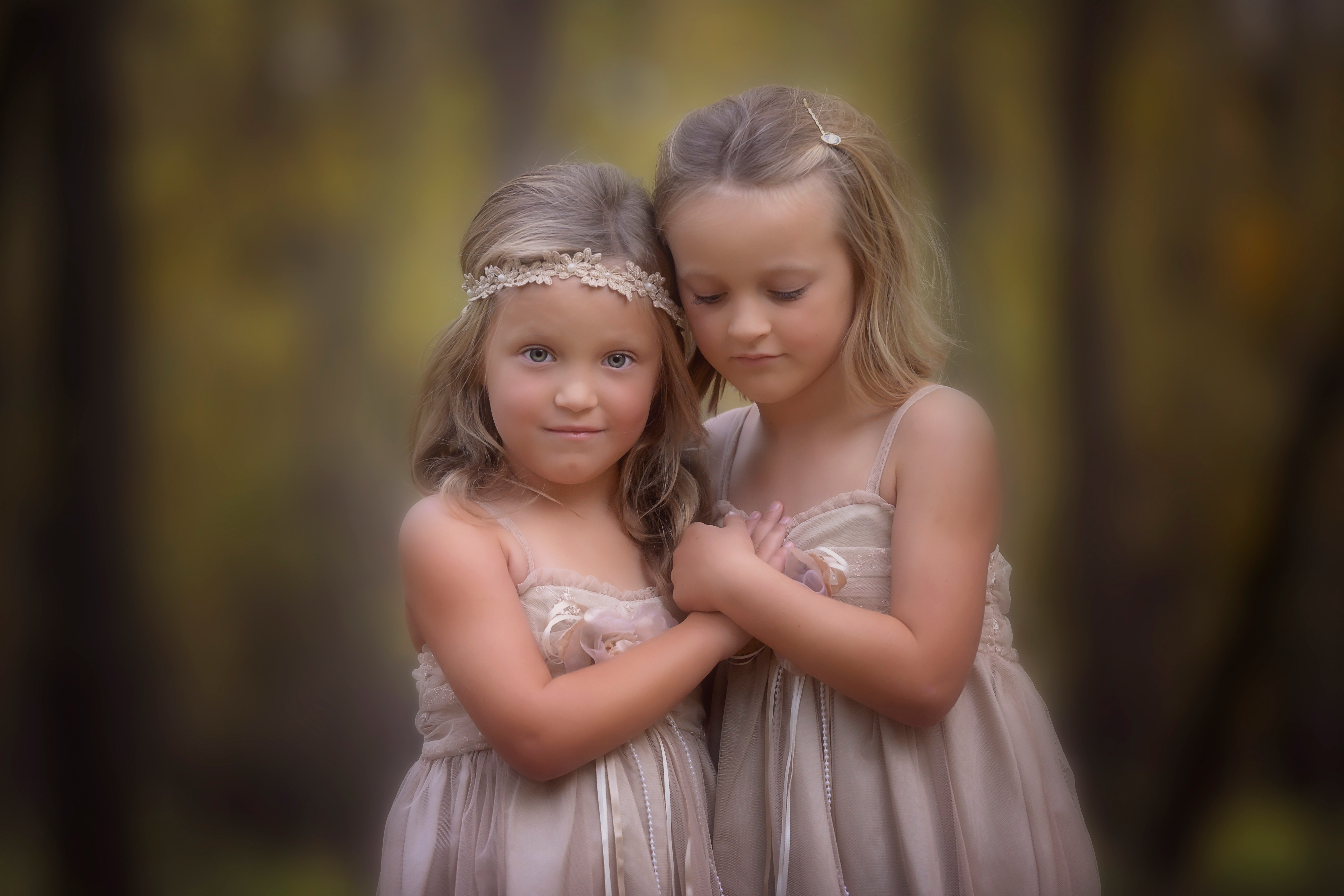 Песня сестре дети. Обои для сестер. Сестры Набоки. Портрет двух девушек. Две маленькие девочки с замазаными лицами.