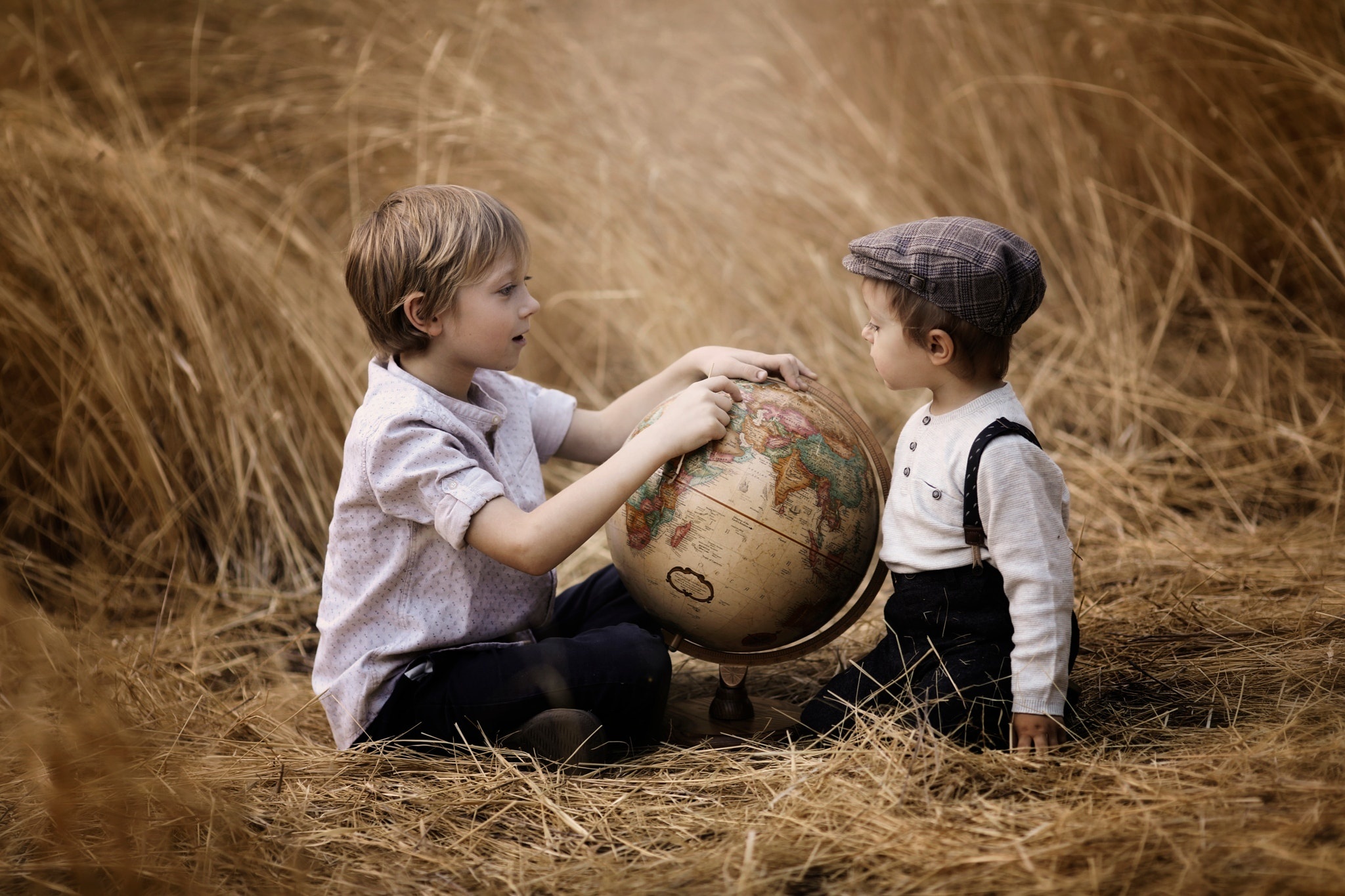 Ребенок земли фото. Мальчик в поле. Мальчик с глобусом. Глобус для детей. Фотосессия в поле мальчик.