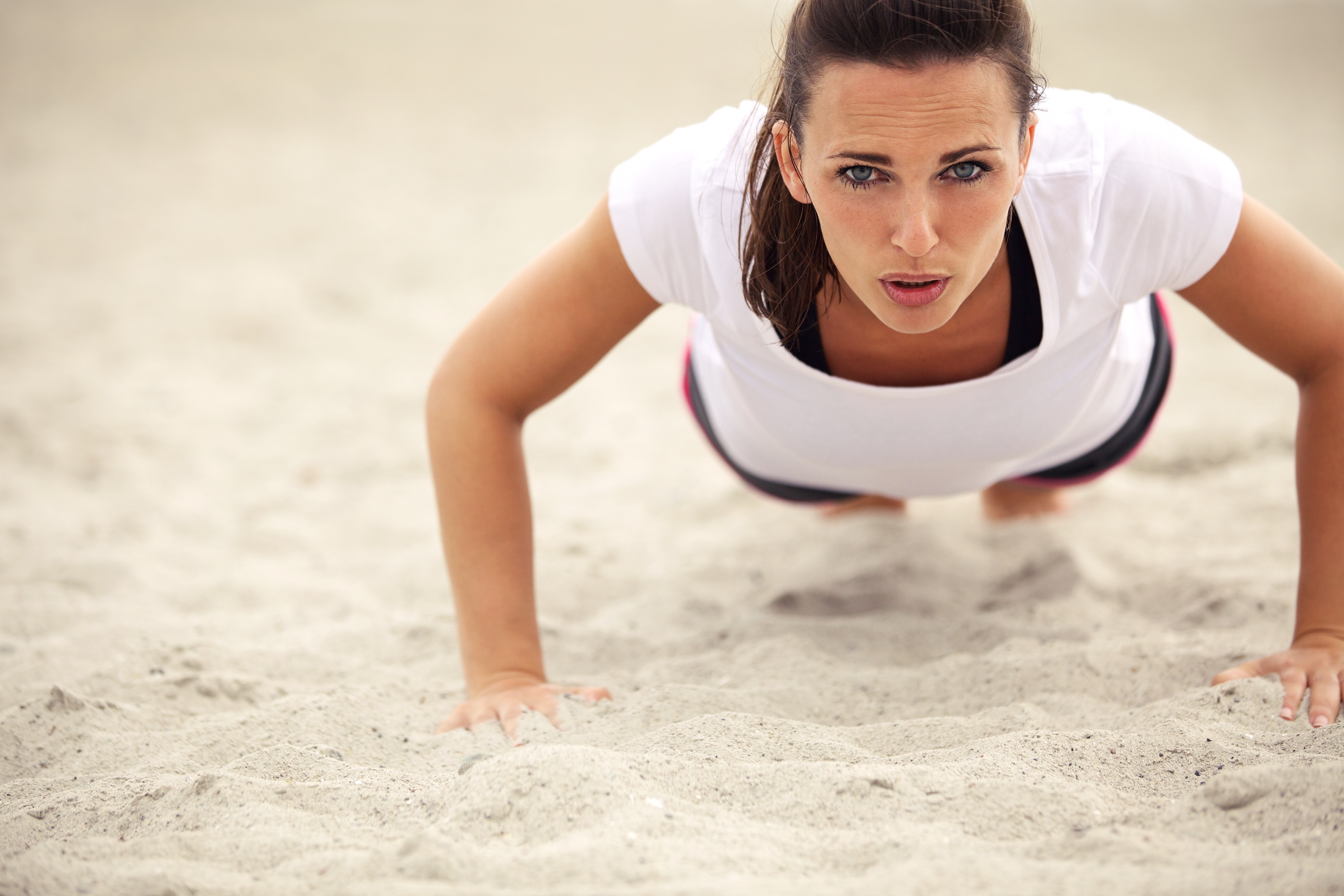 Обои поза, песок, пляж, фитнес, спортивная одежда, тренировки, отжимание, pose, sand, beach, fitness, sports wear, workout, push-ups разрешение 5000x3333 Загрузить