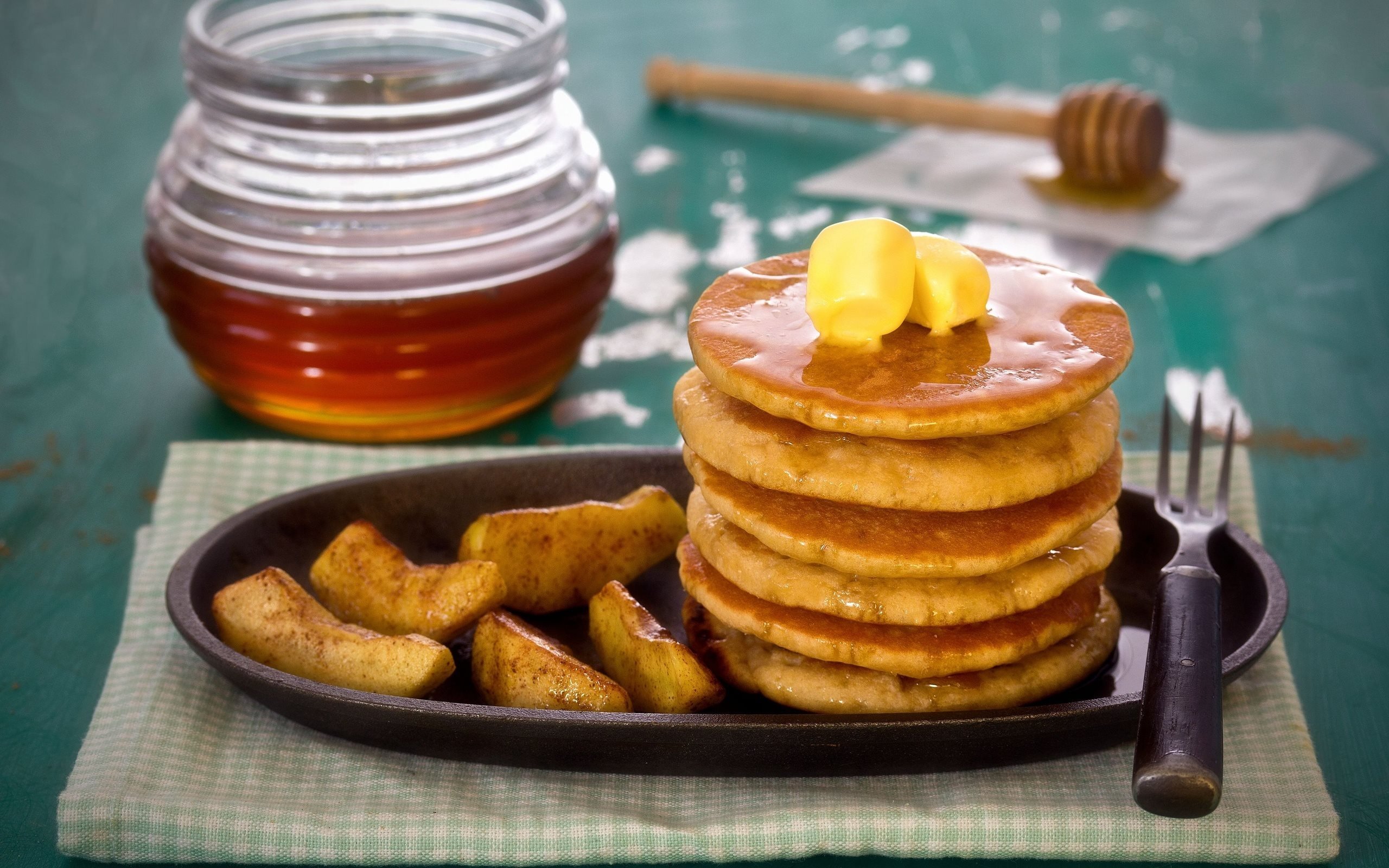 Обои яблоки, масло, мед, блины, оладьи, блинчики мед, apples, oil, honey, pancakes, pancakes honey разрешение 2560x1600 Загрузить