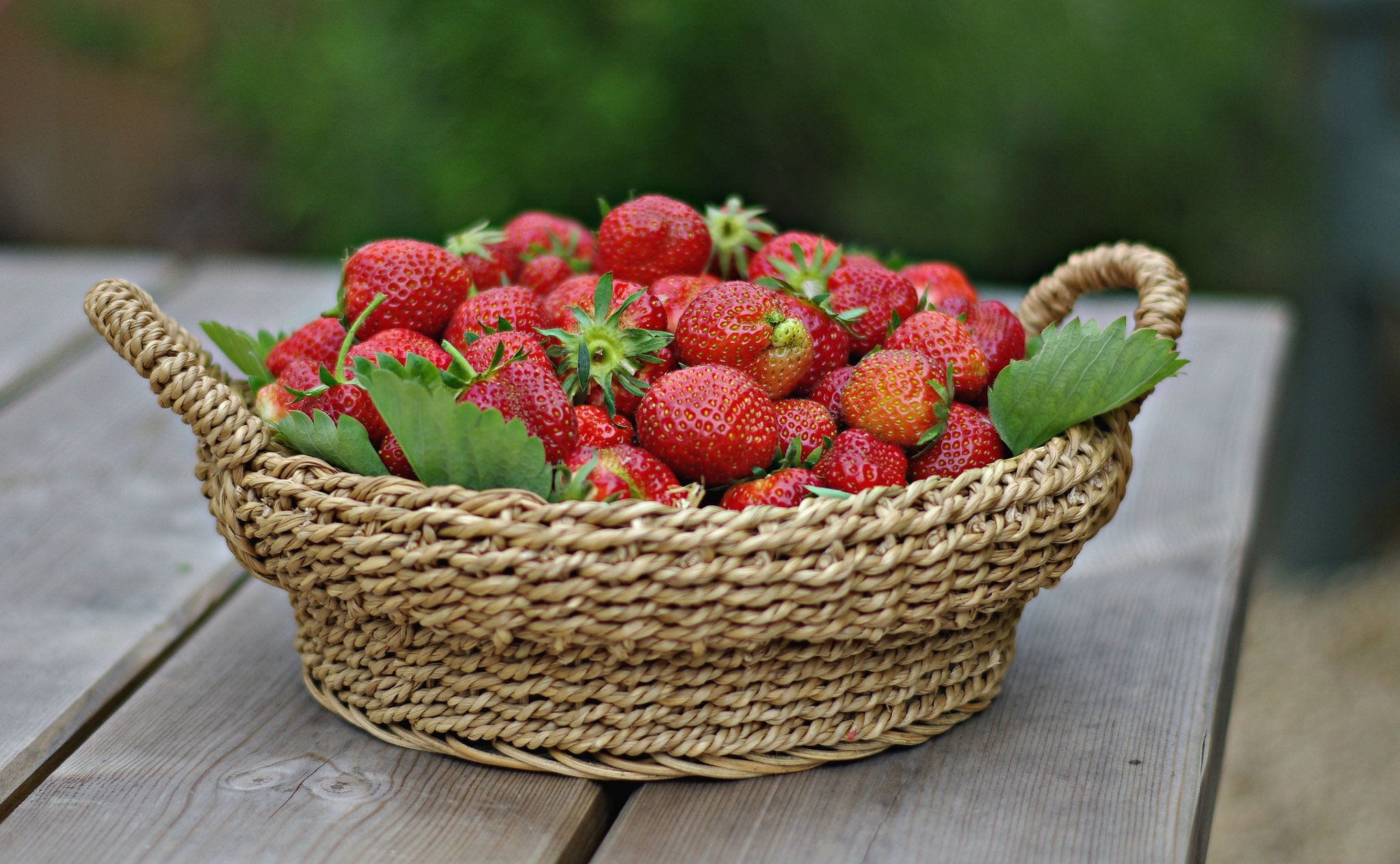 Обои ягода, клубника, спелая, корзинка, сочная, вкусная, berry, strawberry, ripe, basket, juicy, delicious разрешение 2048x1264 Загрузить