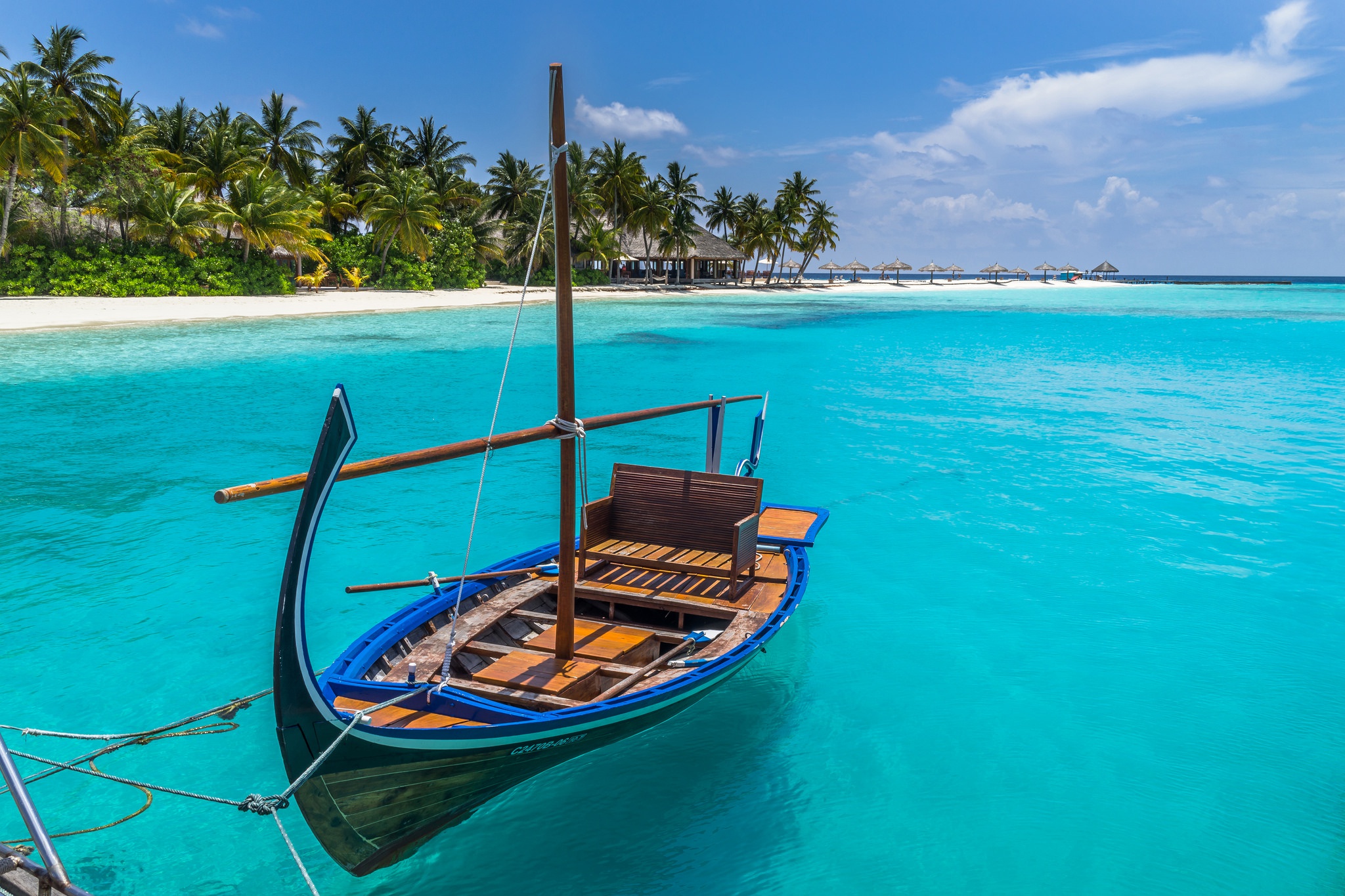 Boat island. Мальдивы пляж. Море пальмы яхта. Лодка в океане. Лодка в тропиках.