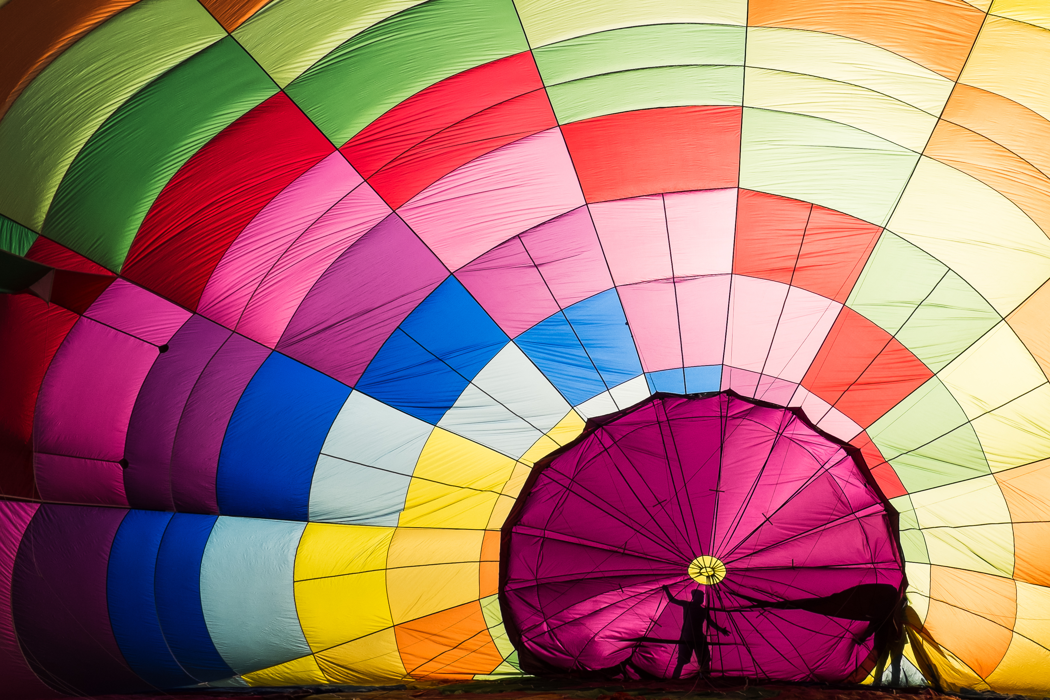 Обои вид сверху, разноцветный, ткань, силуэт, воздушный шар, the view from the top, colorful, fabric, silhouette, balloon разрешение 3506x2337 Загрузить