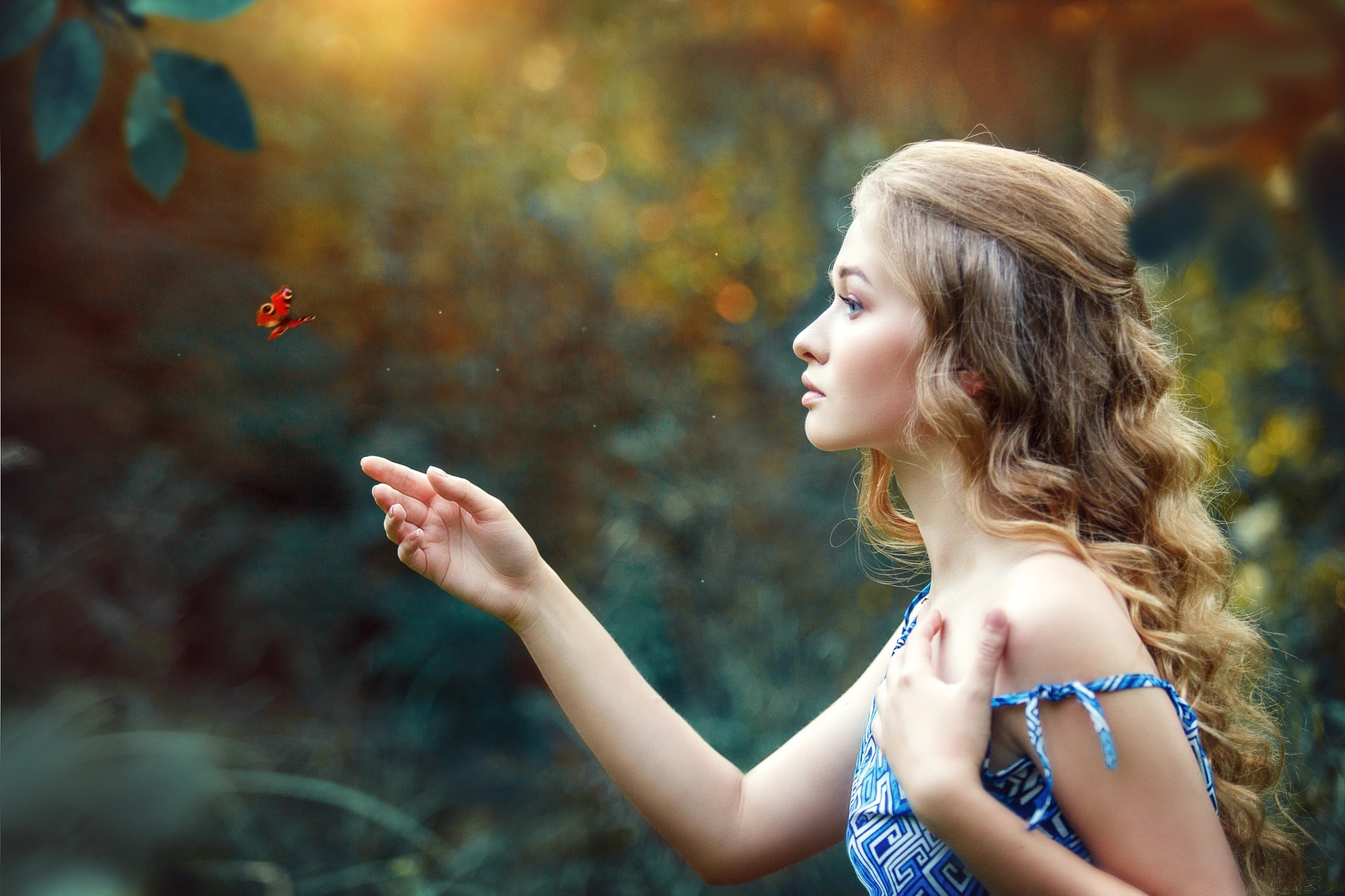 Девушка выпускает бабочек