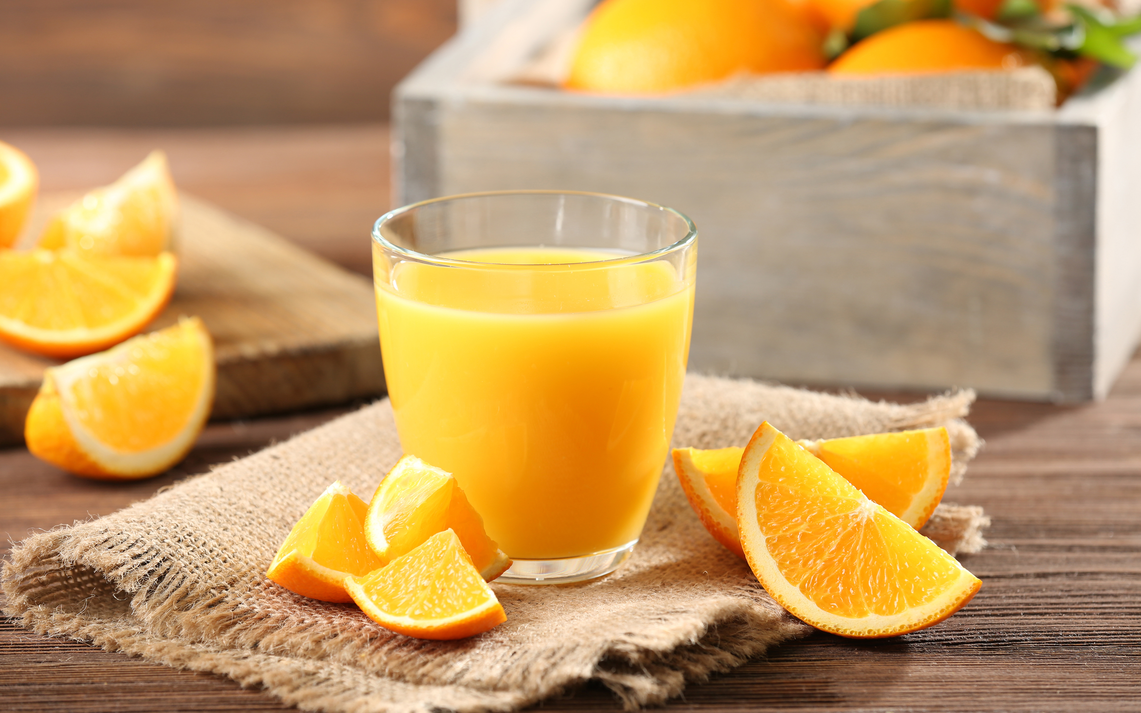 Апельсиновый сок на завтрак. Apelsinoviy сок. Апельсиновый Фреш. Свежевыжатый цитрусовый сок. Свежевыжатые соки апельсиновый.