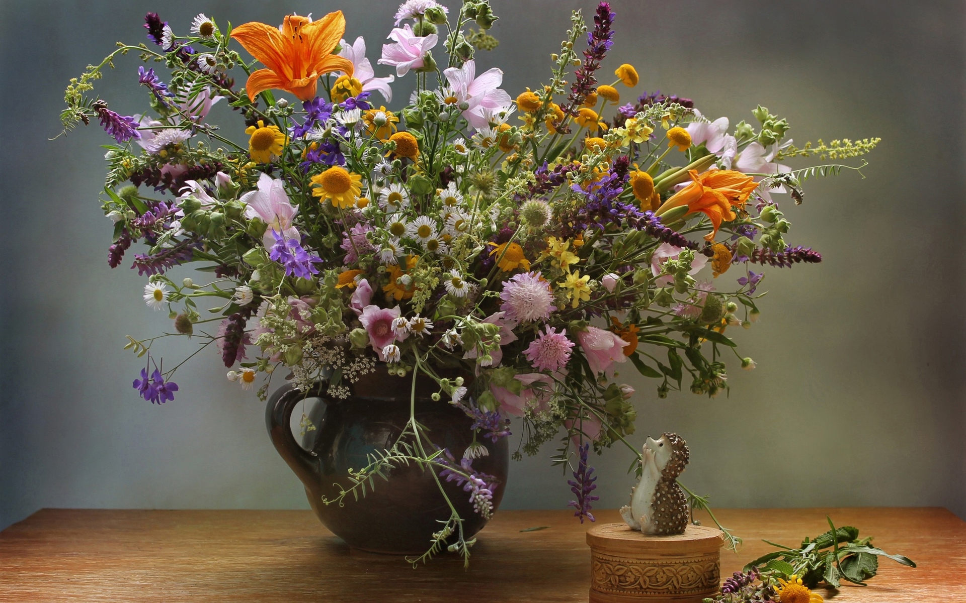 Обои цветы, ромашки, букет, ваза, ежик, полевые цветы, шкатулка, flowers, chamomile, bouquet, vase, hedgehog, wildflowers, box разрешение 1920x1200 Загрузить