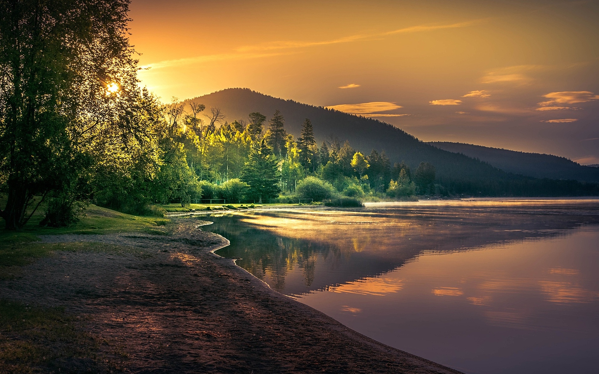 Обои деревья, озеро, горы, солнце, берег, лес, утро, рассвет, trees, lake, mountains, the sun, shore, forest, morning, dawn разрешение 1920x1200 Загрузить