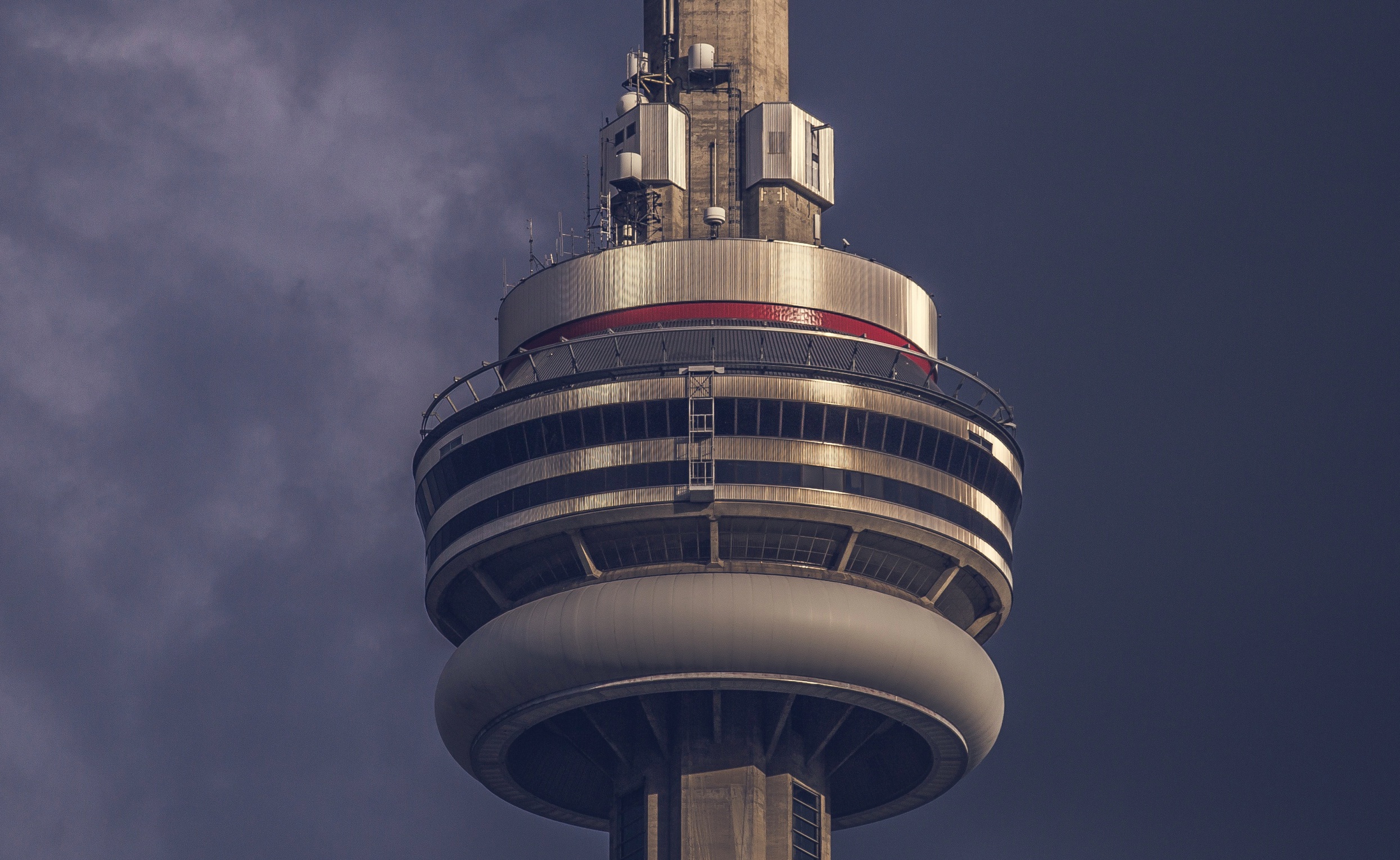 Си эн тауэр. Телевизионная башня си-эн Тауэр (CN Tower). Си-эн Тауэр Торонто. Си-эн Тауэр (CN Tower) Канада, Торонто. Телебашня в Торонто.