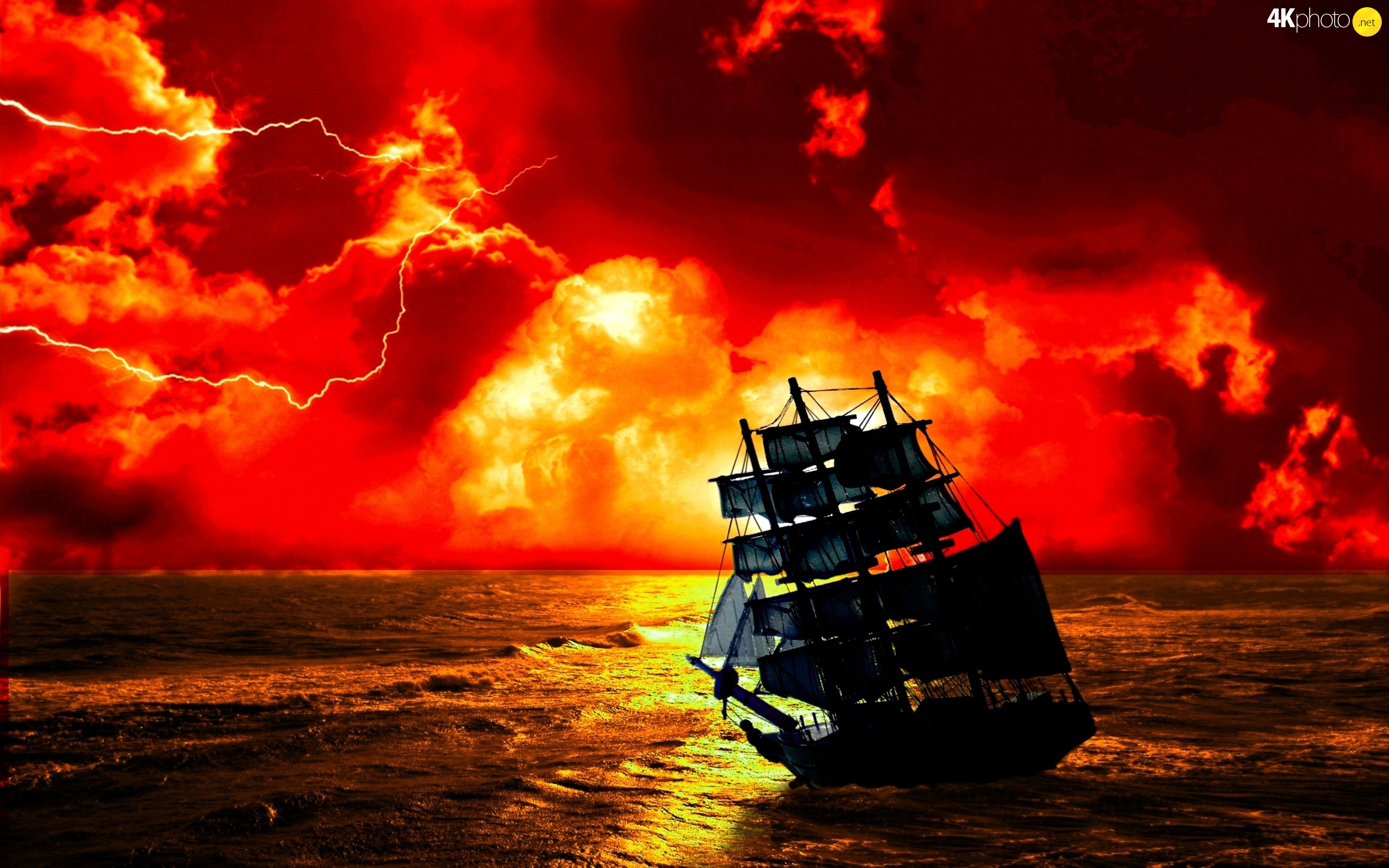 Судно гроза. Корабль в море. Парусник в море. Корабль в шторм. Пиратский корабль на закате.