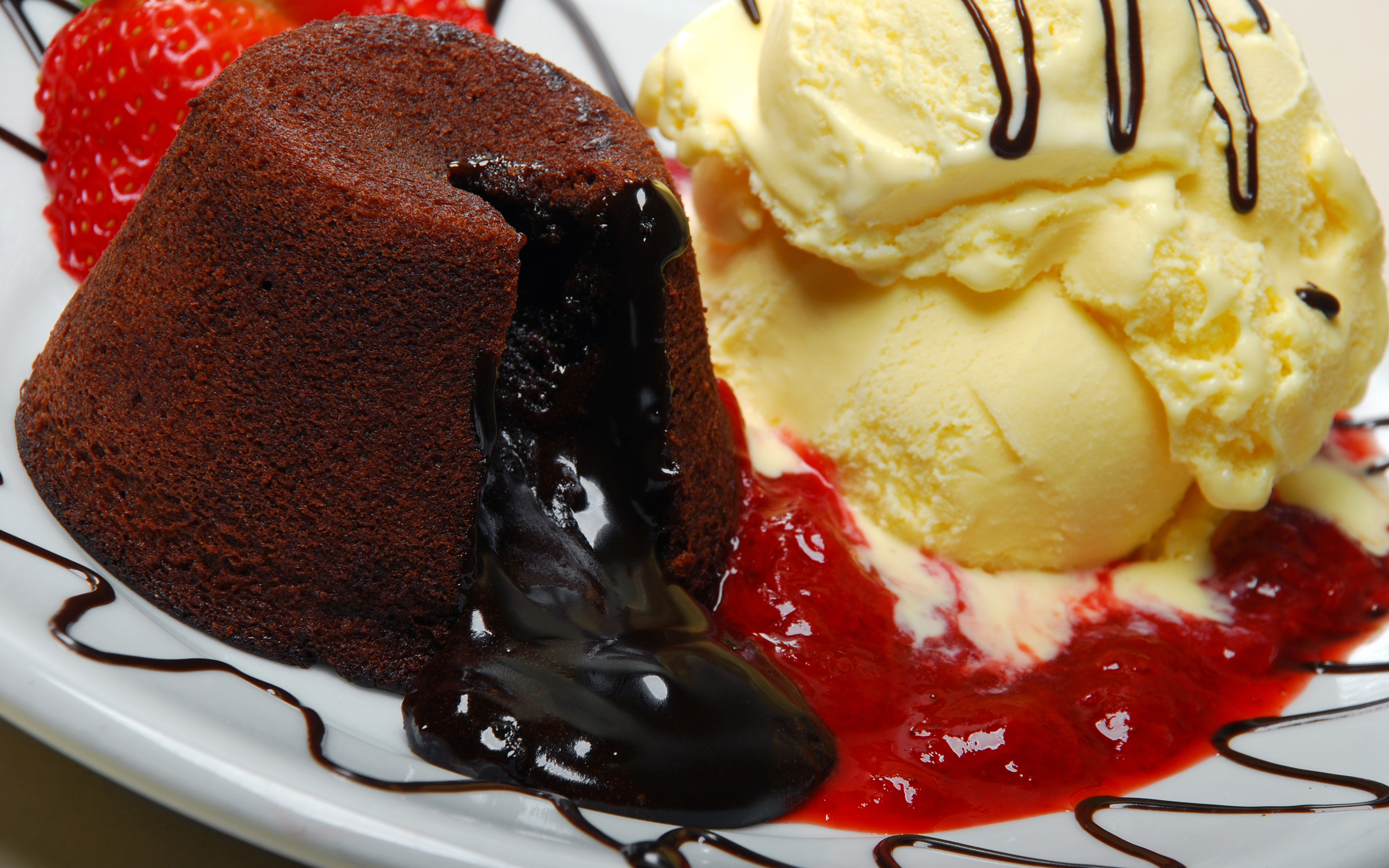 Шоколадный фондан с мороженым. Шоколадный десерт с ликером. Шоколадно клубничное мороженое. Шоколадный фондан с клубникой. Мороженое с ликером